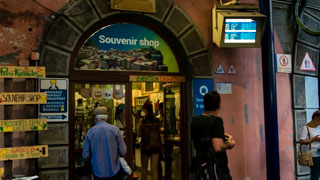 Guichê de informações turísticas na estação ferroviária, Vernazza, Cinque Terre, Itália