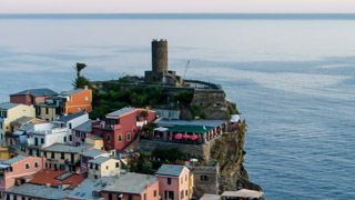Turiști pe turnul Belforte, Vernazza, Cinque Terre, Italia