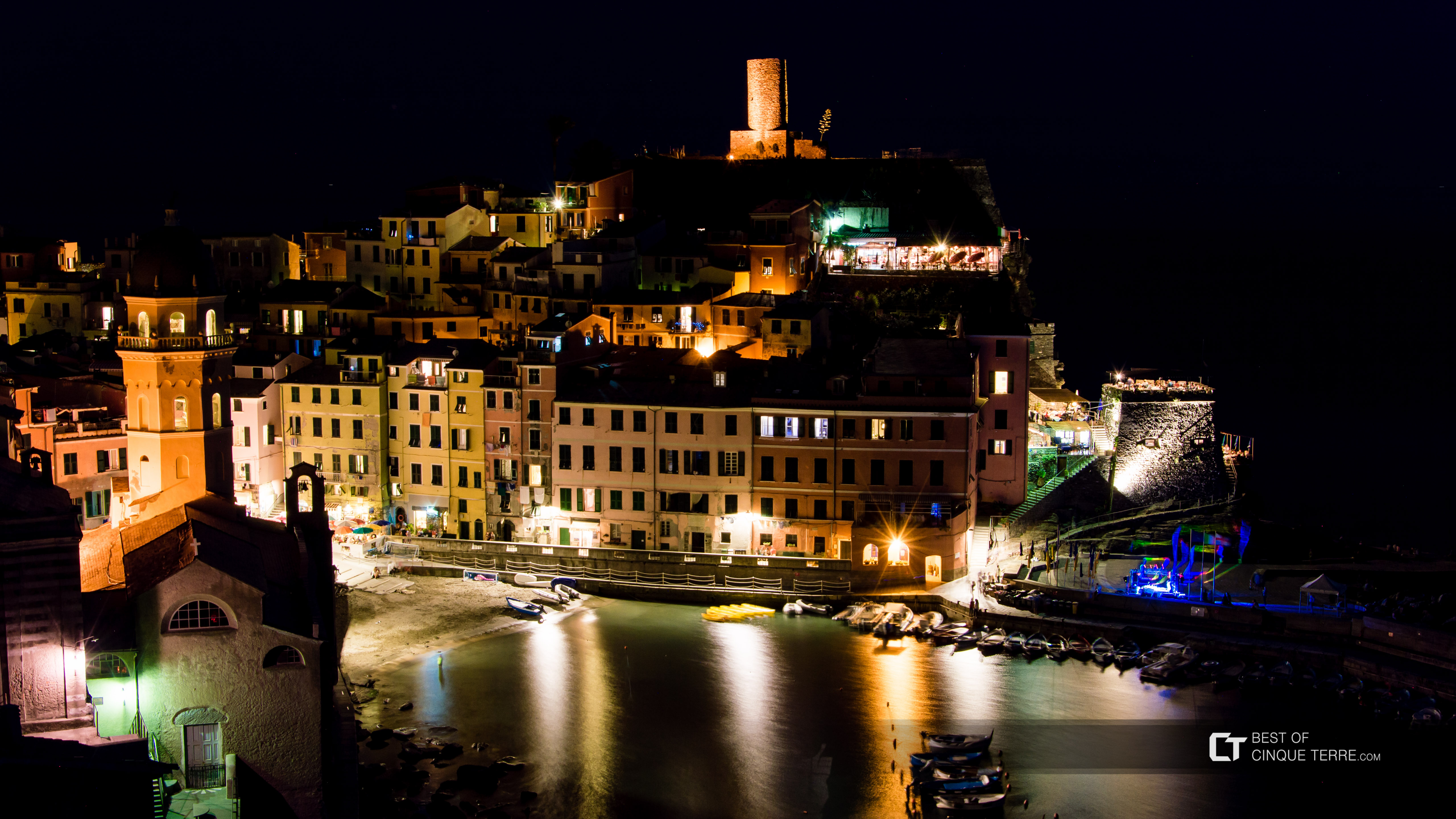Blick auf die Bucht nachts, Vernazza, Cinque Terre, Italien