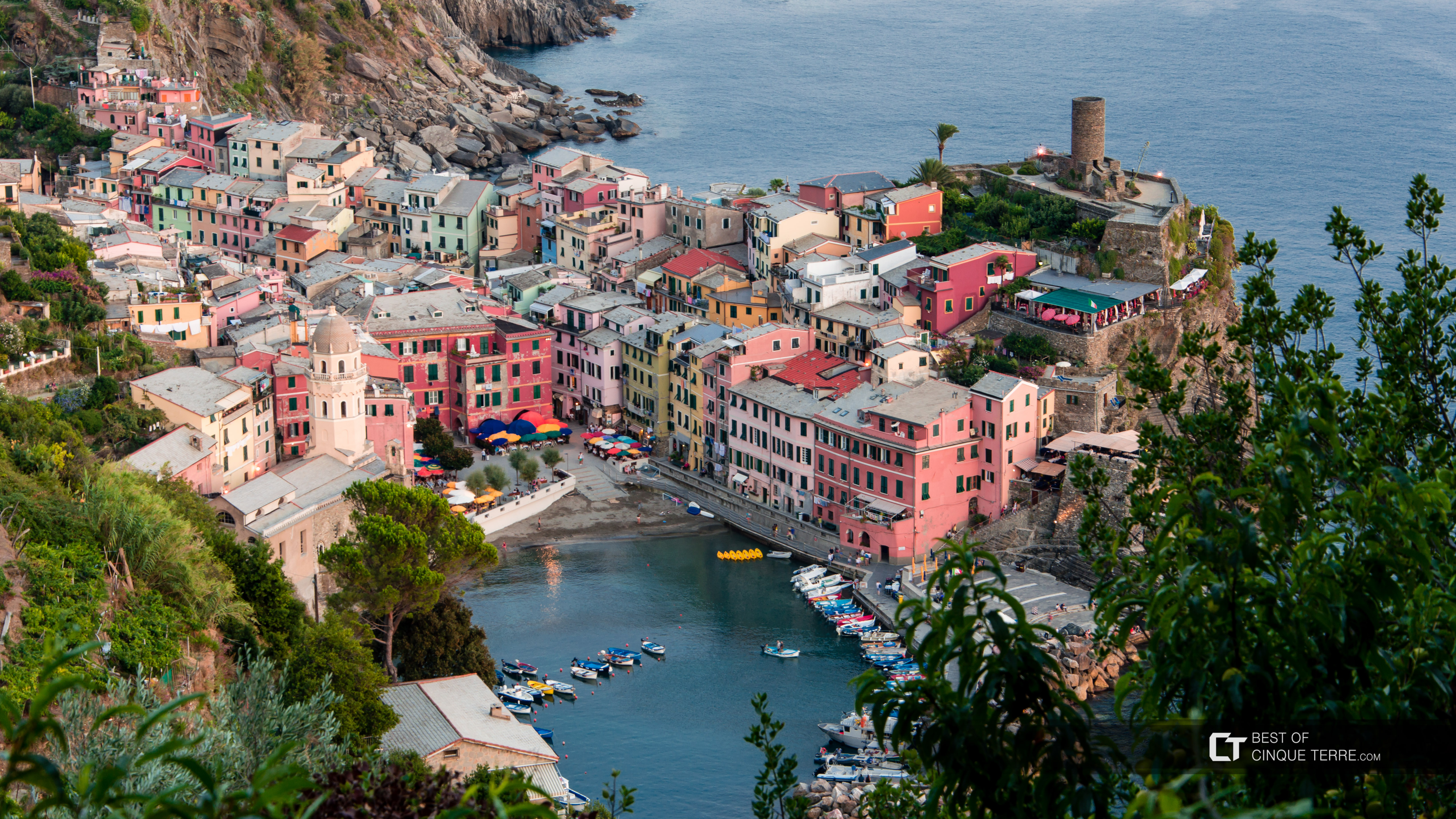Vista de la bahía desde el Camino Celeste, Vernazza, Cinque Terre, Italia