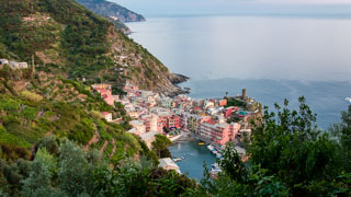 Vista sobre a baía da trilha Sentiero Azzurro, Vernazza, Cinque Terre, Itália