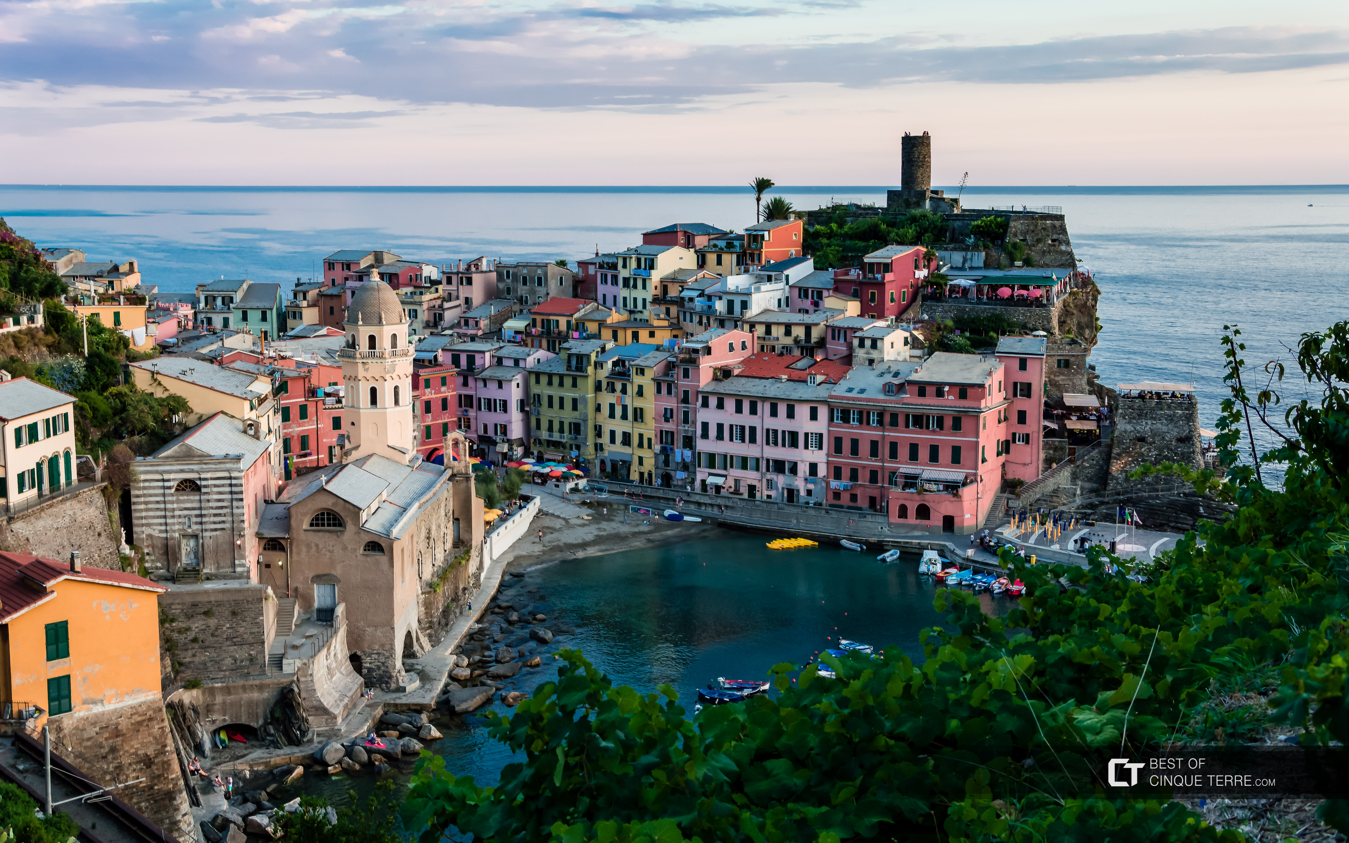 Widok zatoki, Vernazza, Cinque Terre, Włochy