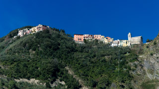 Vedere spre San Bernardino de pe Poteca Albastră, Vernazza, Cinque Terre, Italia