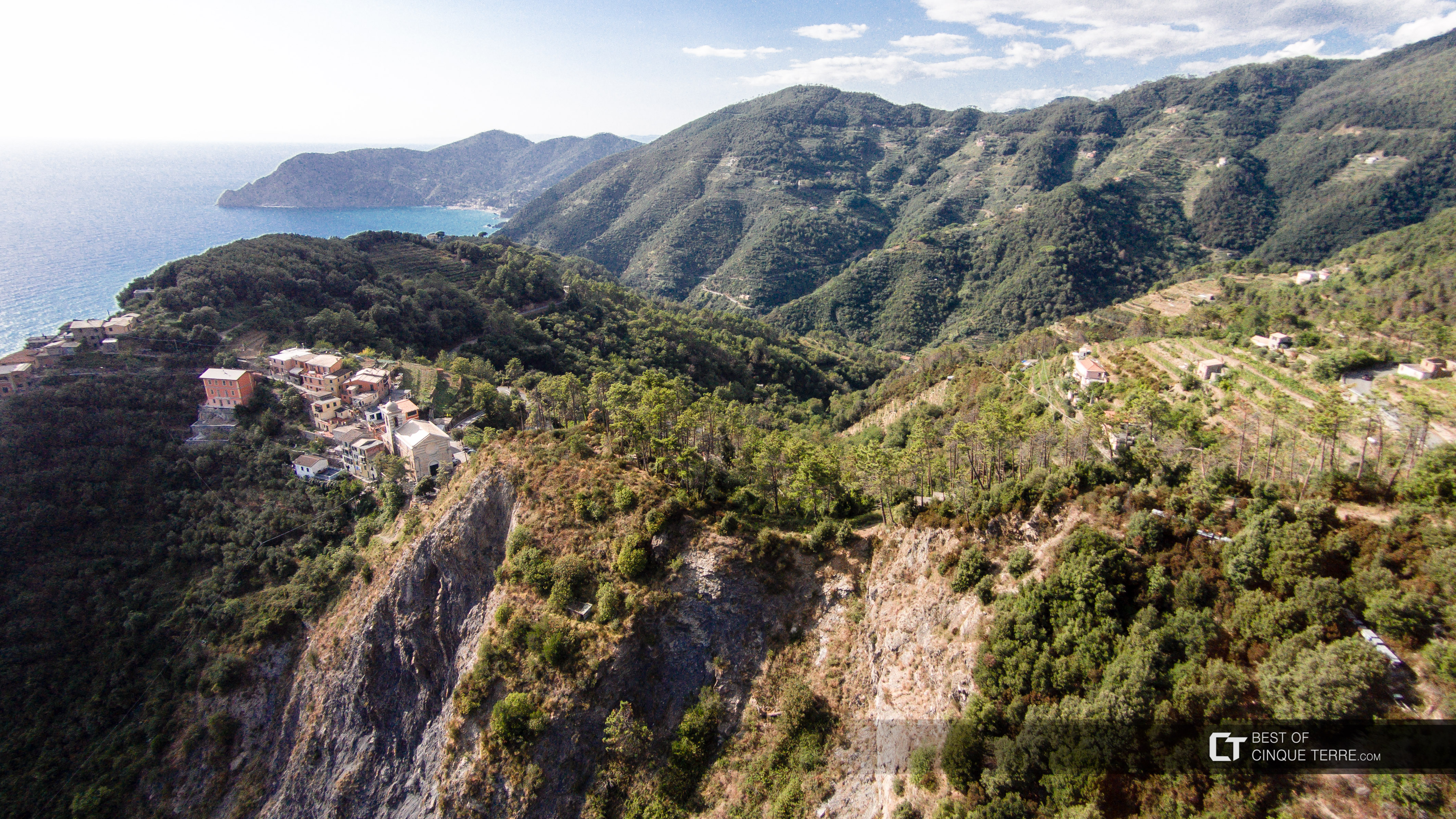 Vista di San Bernardino dal drone, Vernazza, Cinque Terre, Italia