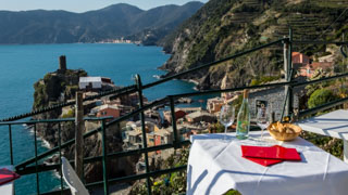 Vista da vila do bar La Torre, Vernazza, Cinque Terre, Itália