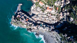 Cea mai frumoasă vedere spre orășel din cer (de pe dronă), Vernazza, Cinque Terre, Italia