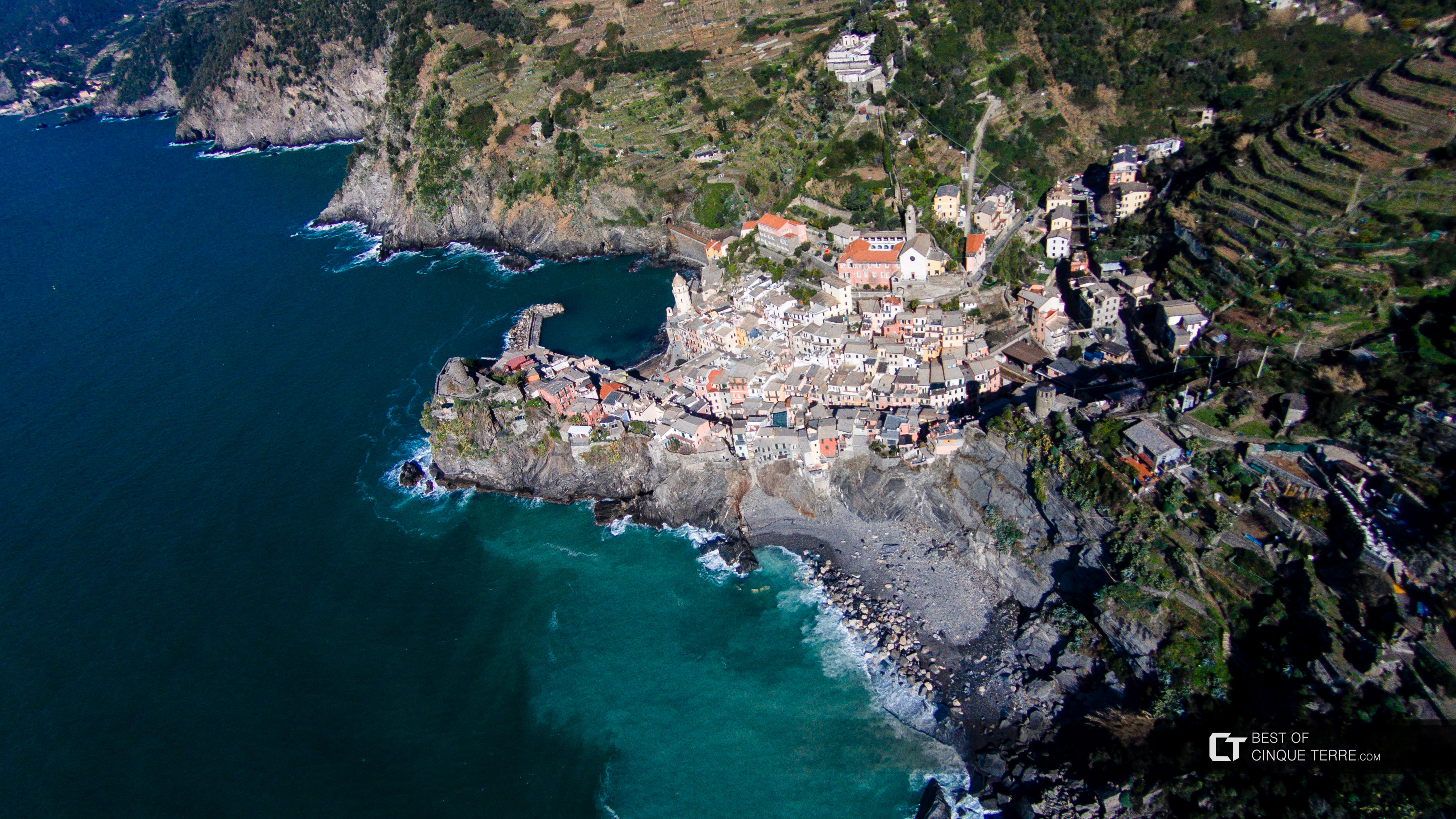 Vue du village depuis le ciel (drone), Vernazza, Cinque Terre, Italie
