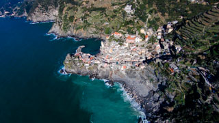 Vista aérea del pueblo, Vernazza, Cinque Terre, Italia
