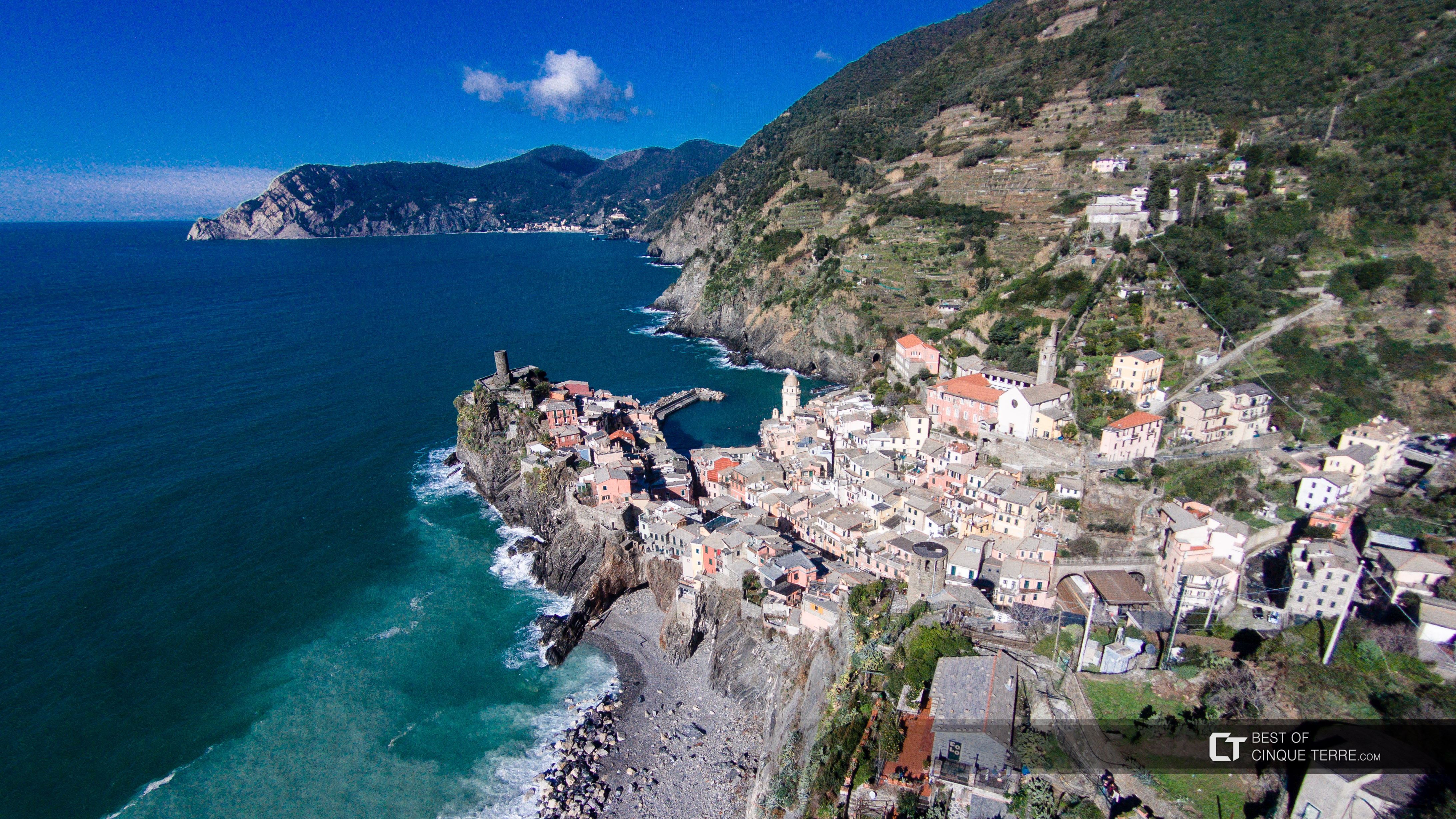 Widok miasteczka z drona, Vernazza, Cinque Terre, Włochy