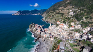 Vue du village depuis le ciel (drone), Vernazza, Cinque Terre, Italie