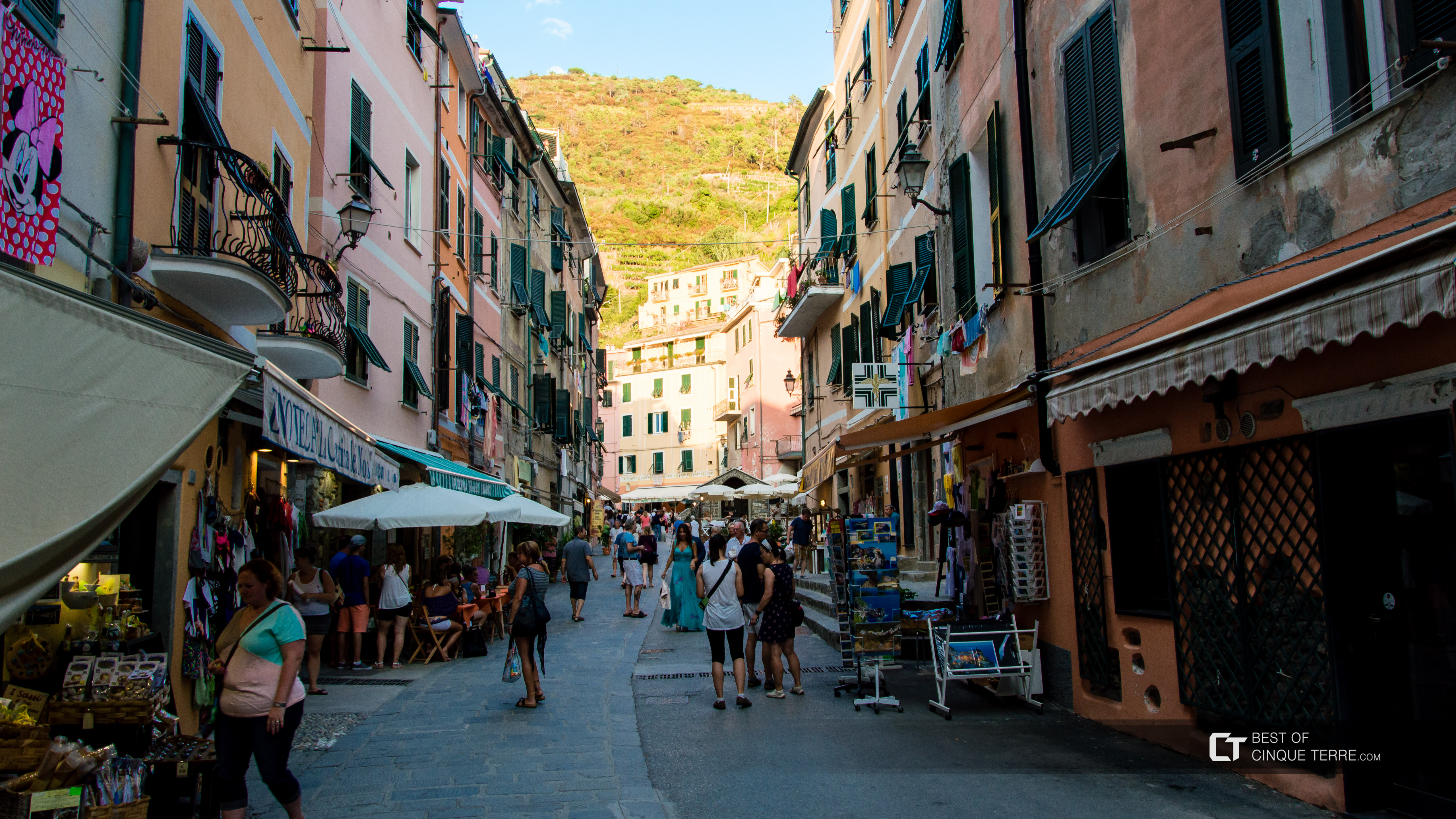 Passeggiata lungo la via principale, Vernazza, Cinque Terre, Italia