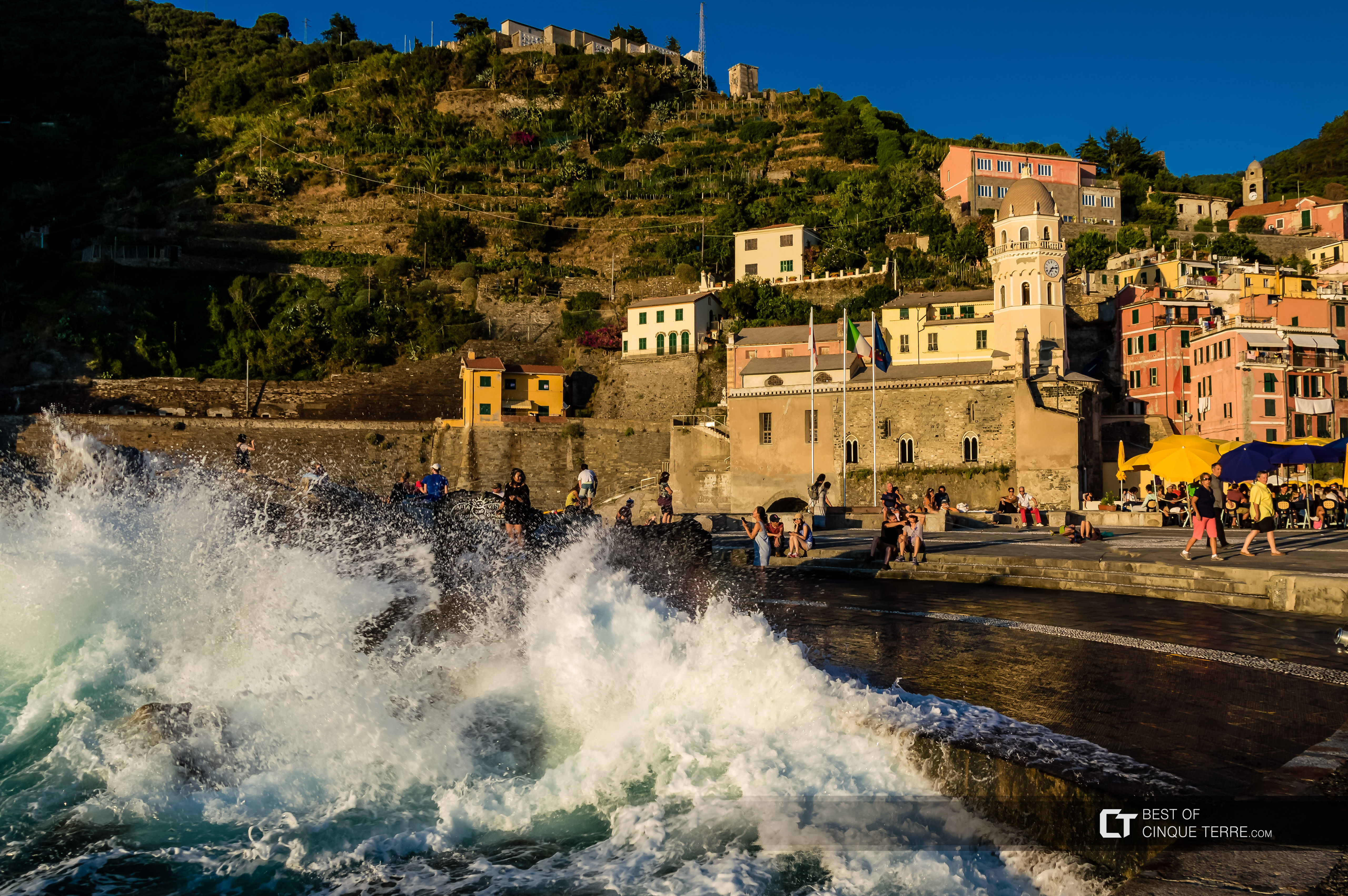 Ondas quebrando-se no cais, Vernazza, Cinque Terre, Itália