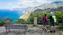 Vue sur la Riviera depuis le panorama du sanctuaire de Montenero, couple du troisième âge, Cinque Terre, Italie