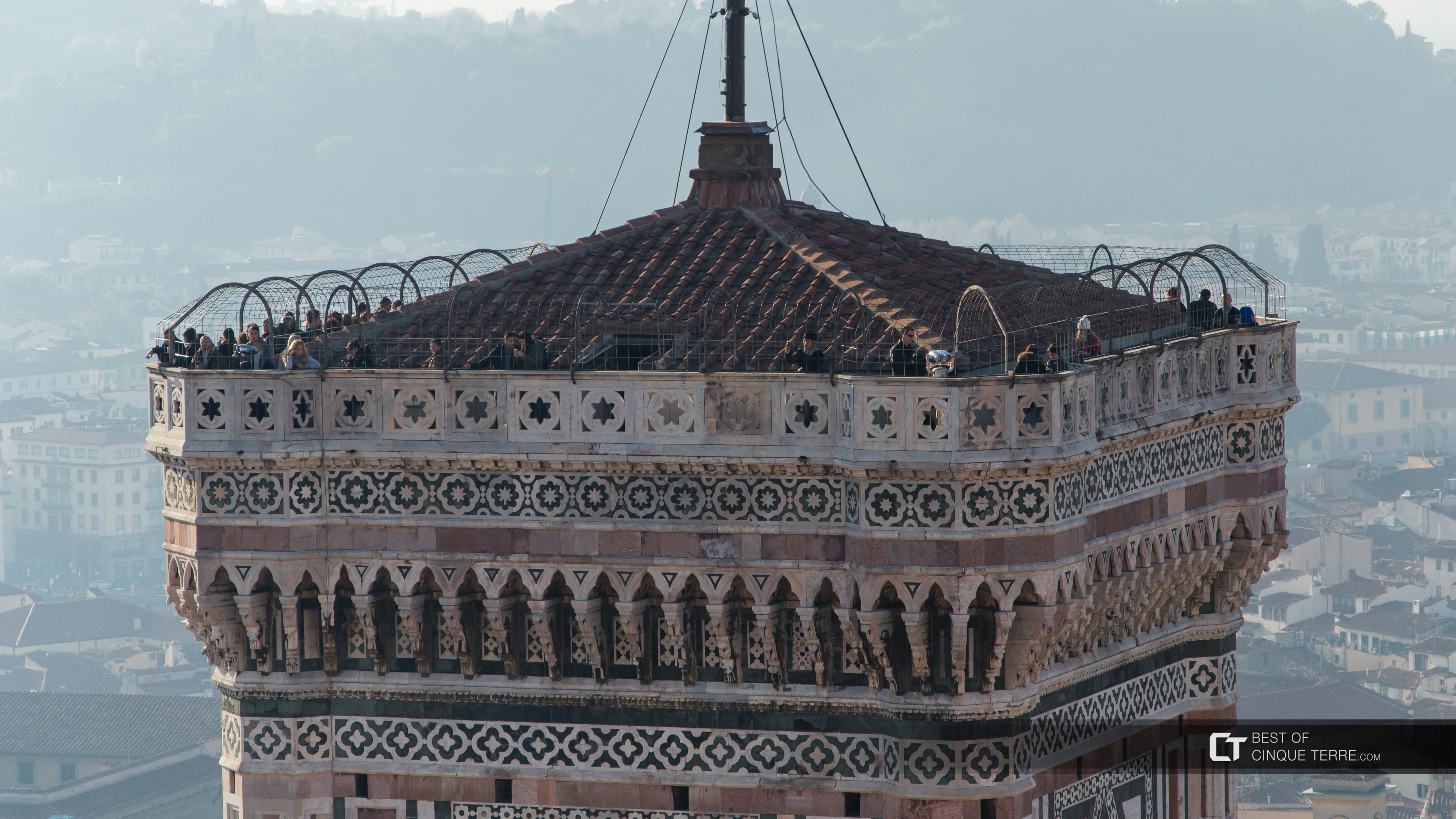 Turiști pe clopotnița Giotto, vedere de pe cupola Catedralei, Florența, Italia