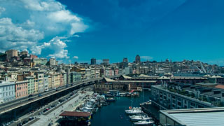 La vista dal tetto del Museo del Mare sul lungomare, Genova, Italia
