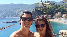 Una joven pareja en las Cinque Terre