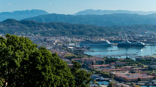Crucero en el puerto, vista desde la calle en Riomaggiore, La Spezia, Italia