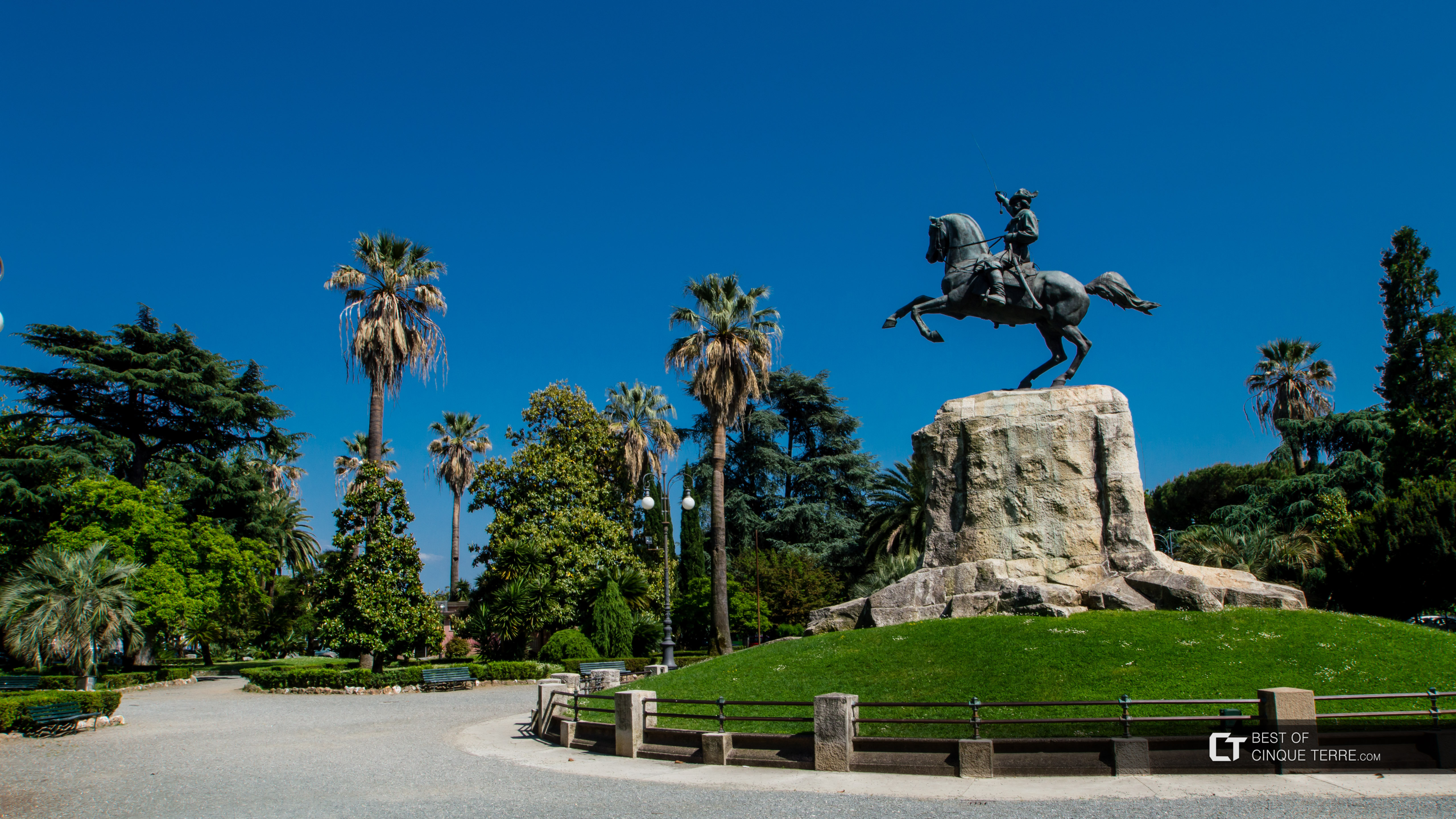 Monumento a Giuseppe Garibaldi en el parque cerca de paseo marítimo, La Spezia, Italia