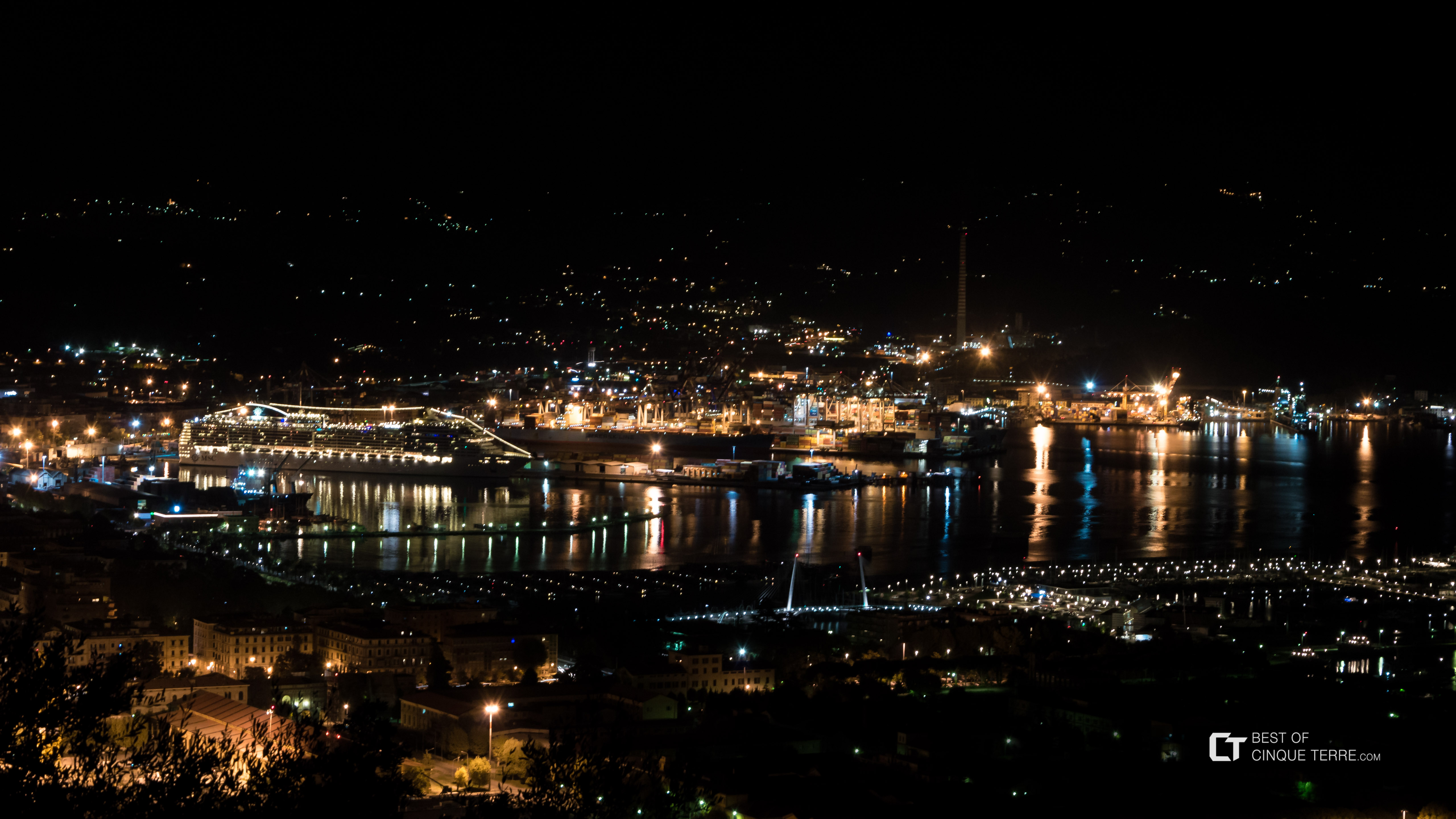 Vista nocturna desde la calle hacia Riomaggiore, La Spezia, Italia