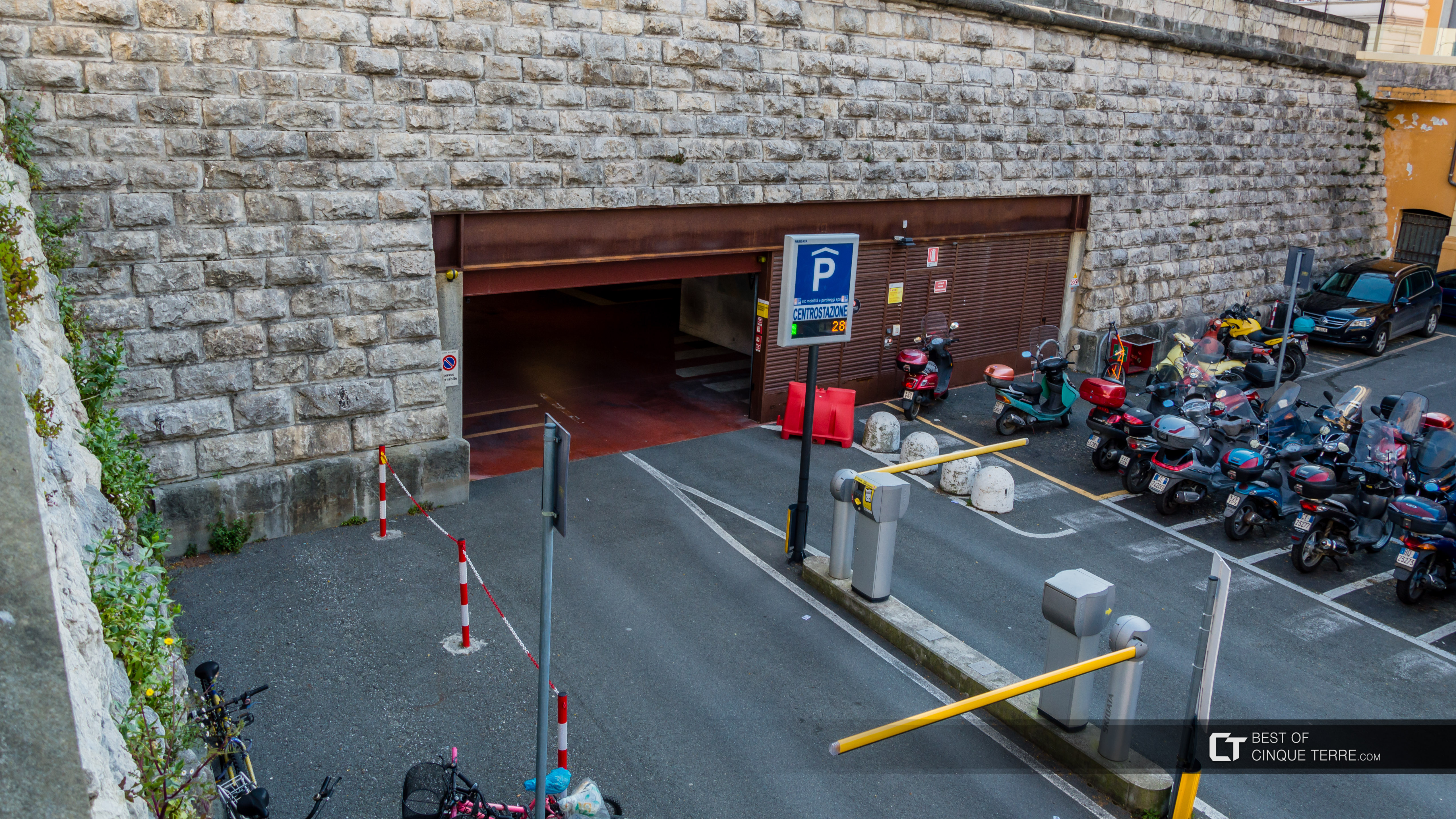 Парковка под железнодорожным вокзалом, Ла Специя, Италия