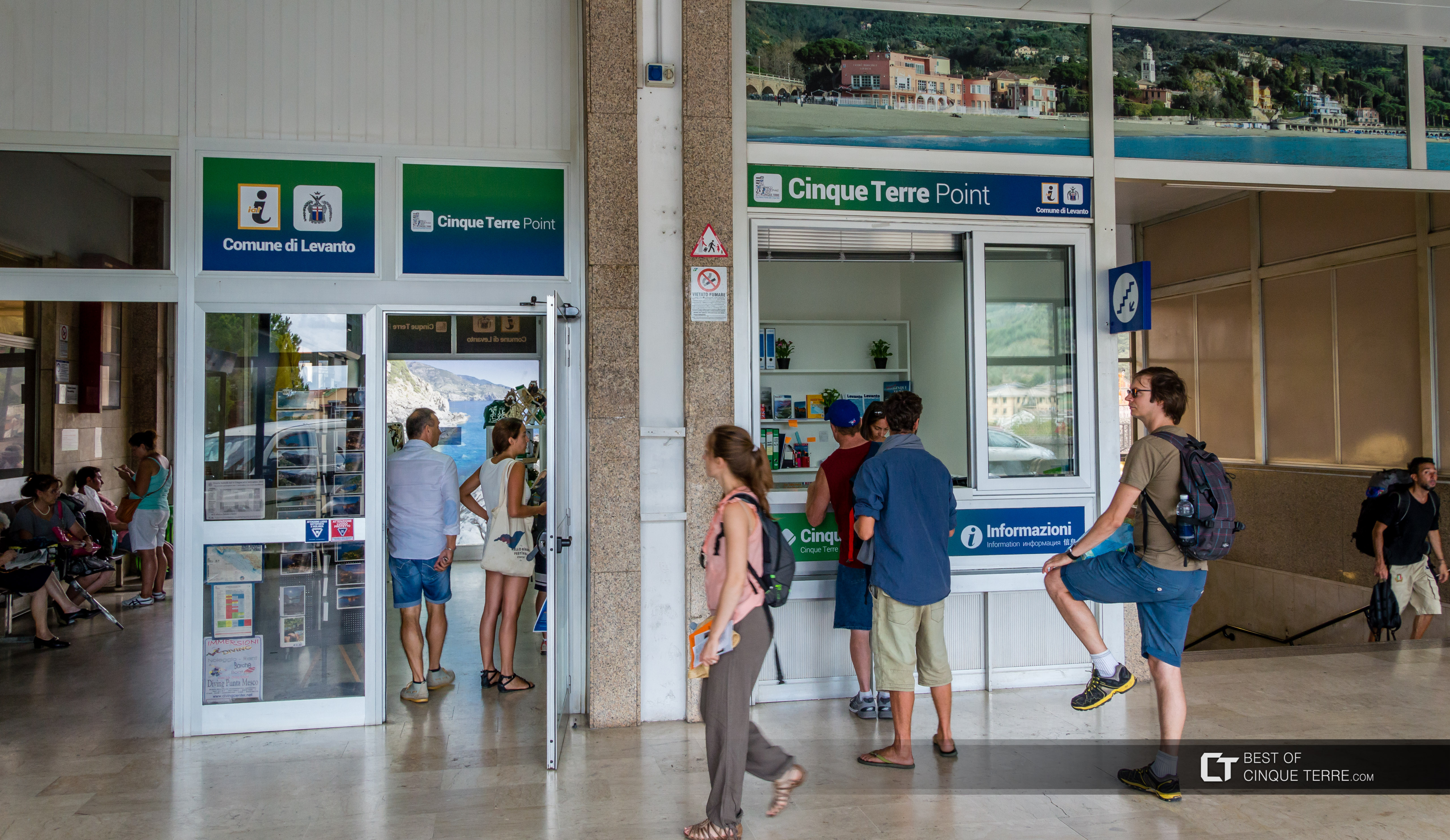 La oficina turística en la estación, Levanto, Italia