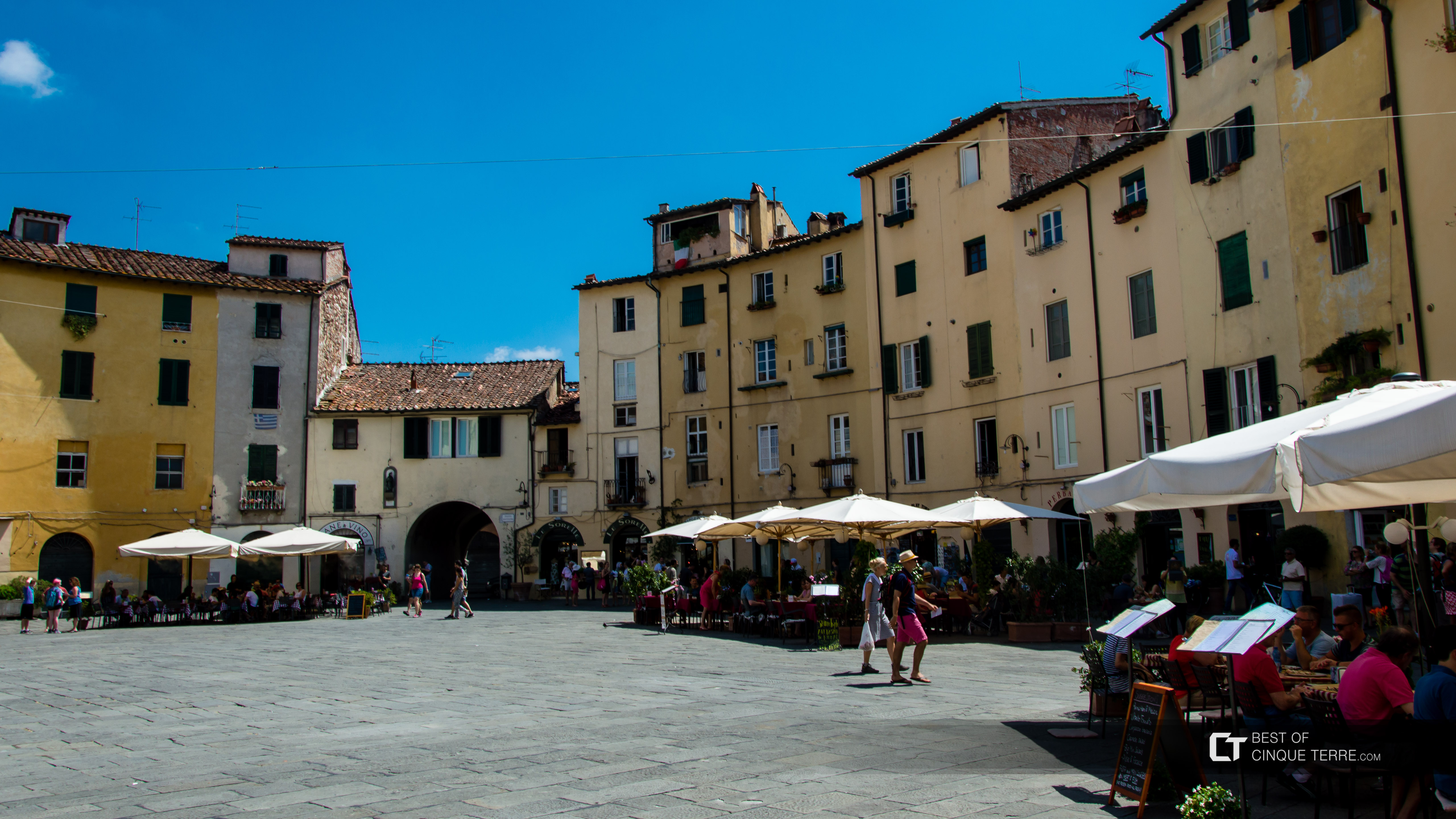 Plaza del Anfiteatro, Lucca, Italia