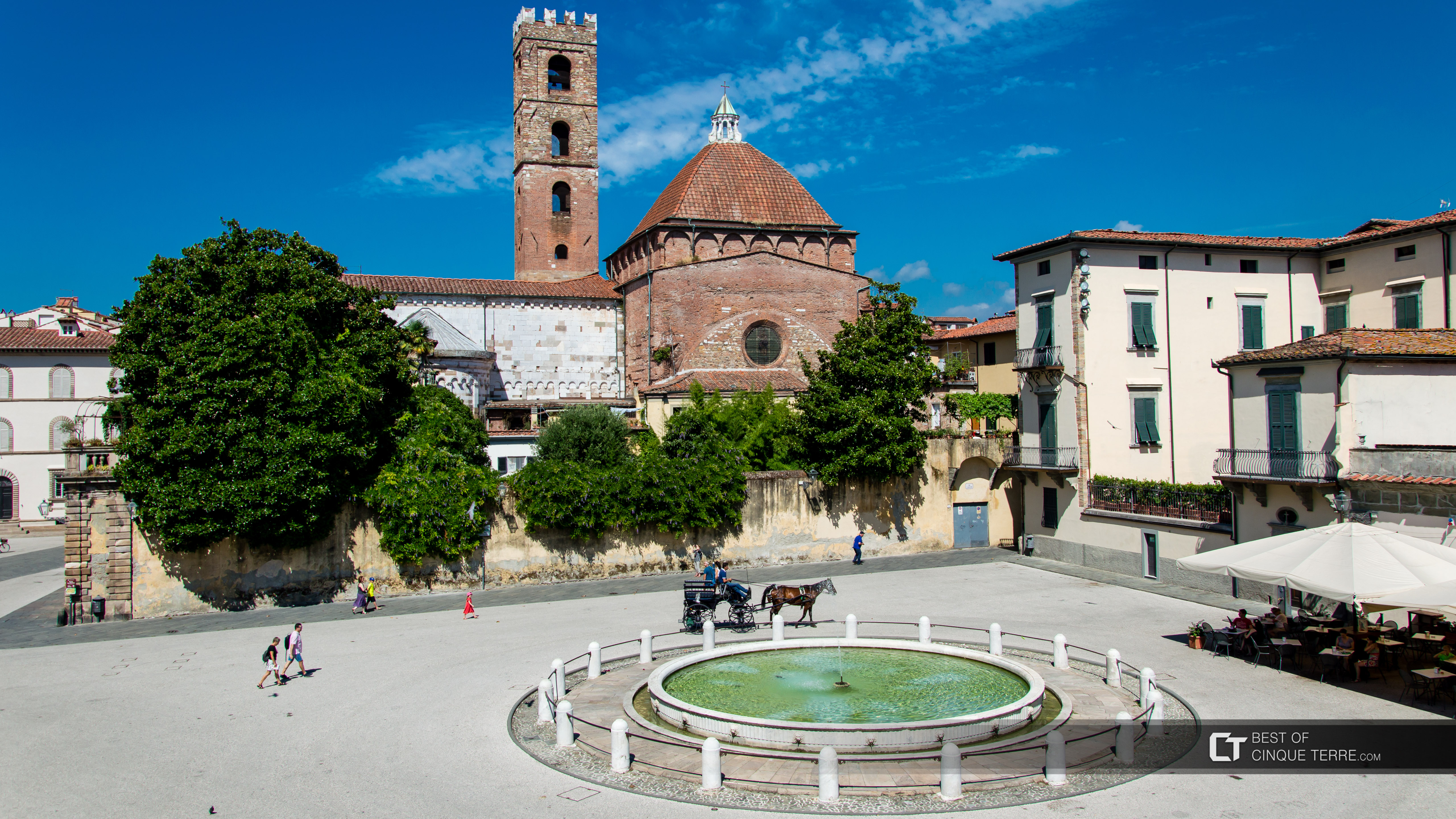 Piazza Antelminelli und der Kirchturm der Chiesa dei Santi Giovanni e Reparata, Lucca, Italien