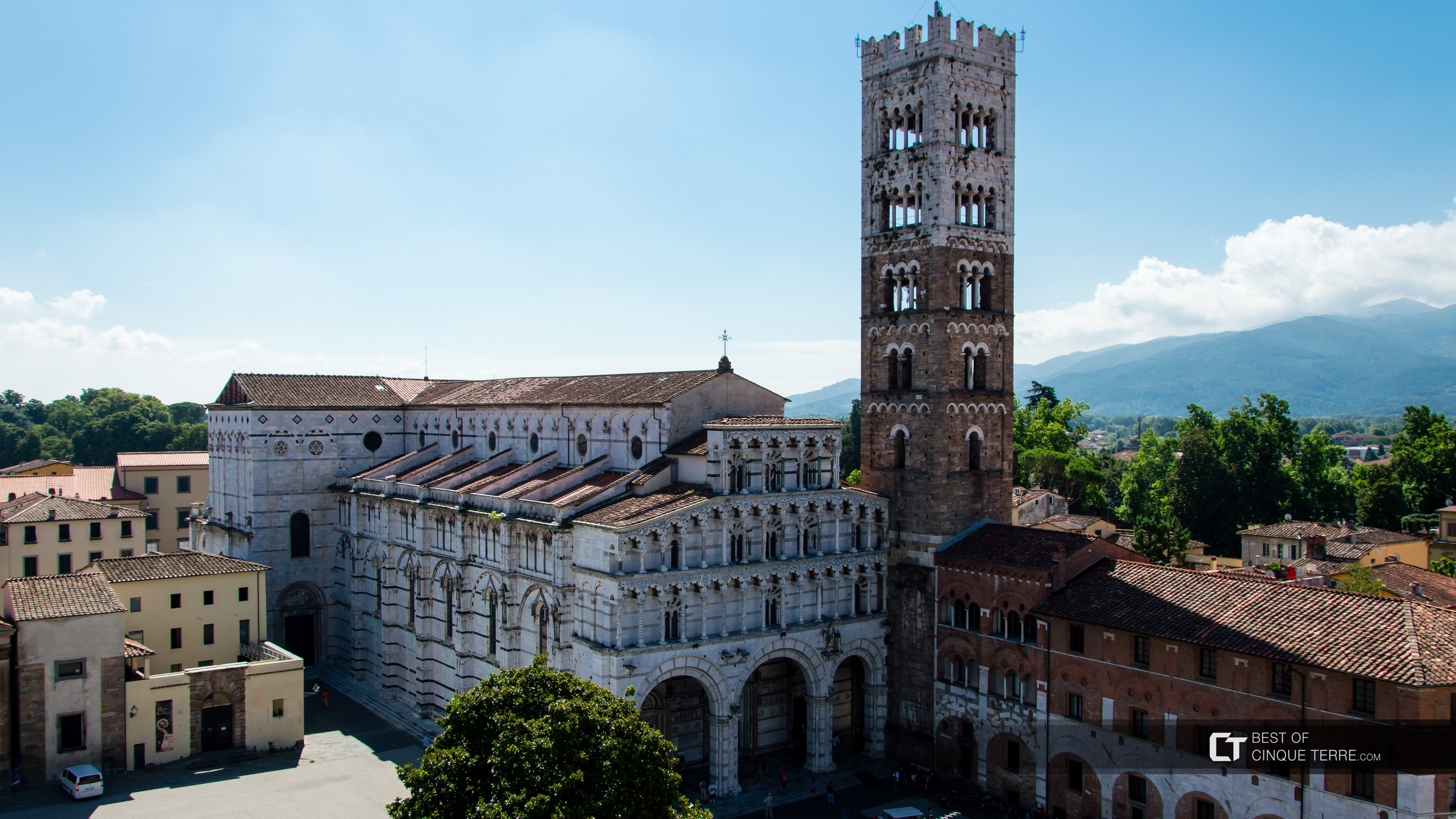 Vista desde el campanario de la Iglesia sobre la Catedral de Lucca, Italia