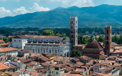 Vedere spre catedrală de pe Turnul cu Ceas, Lucca, Italia