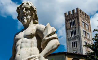 Statua nel giardino di Palazzo Pfanner, Lucca, Italia