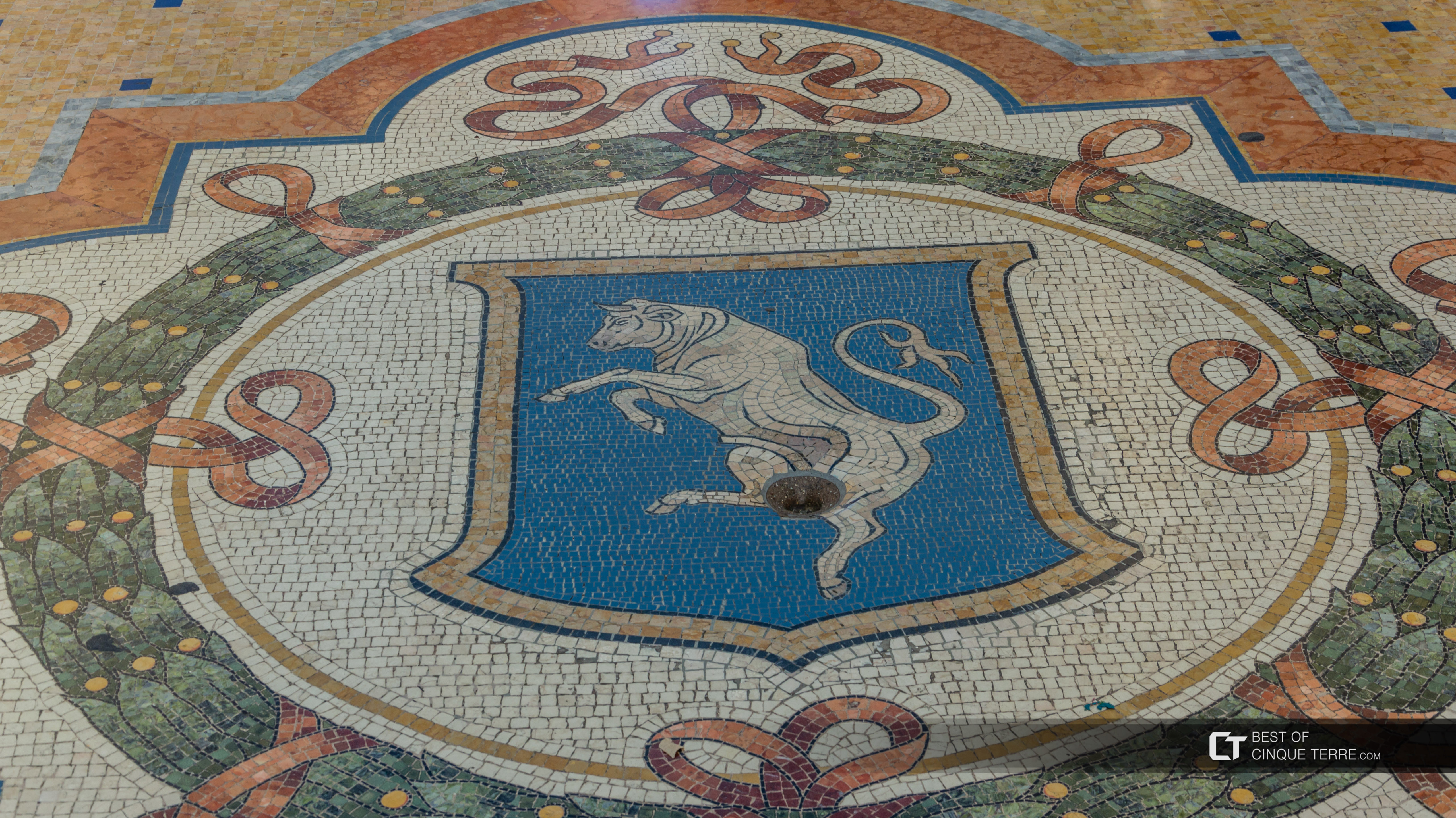 Un taureau en mosaïque dans la galerie Vittorio Emanuele II, Milan, Italie