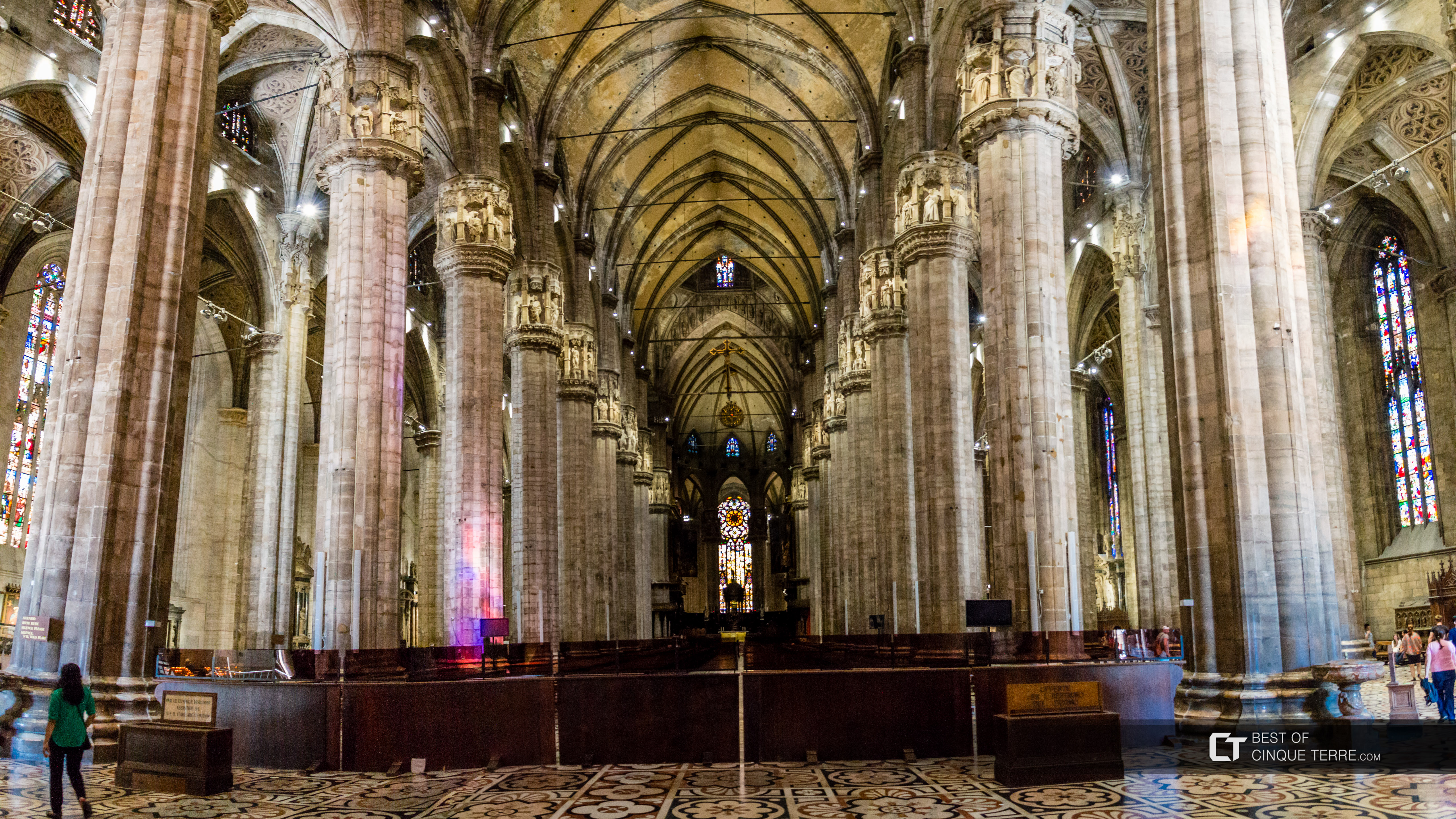 Wnętrze katedry, Mediolan, Włochy