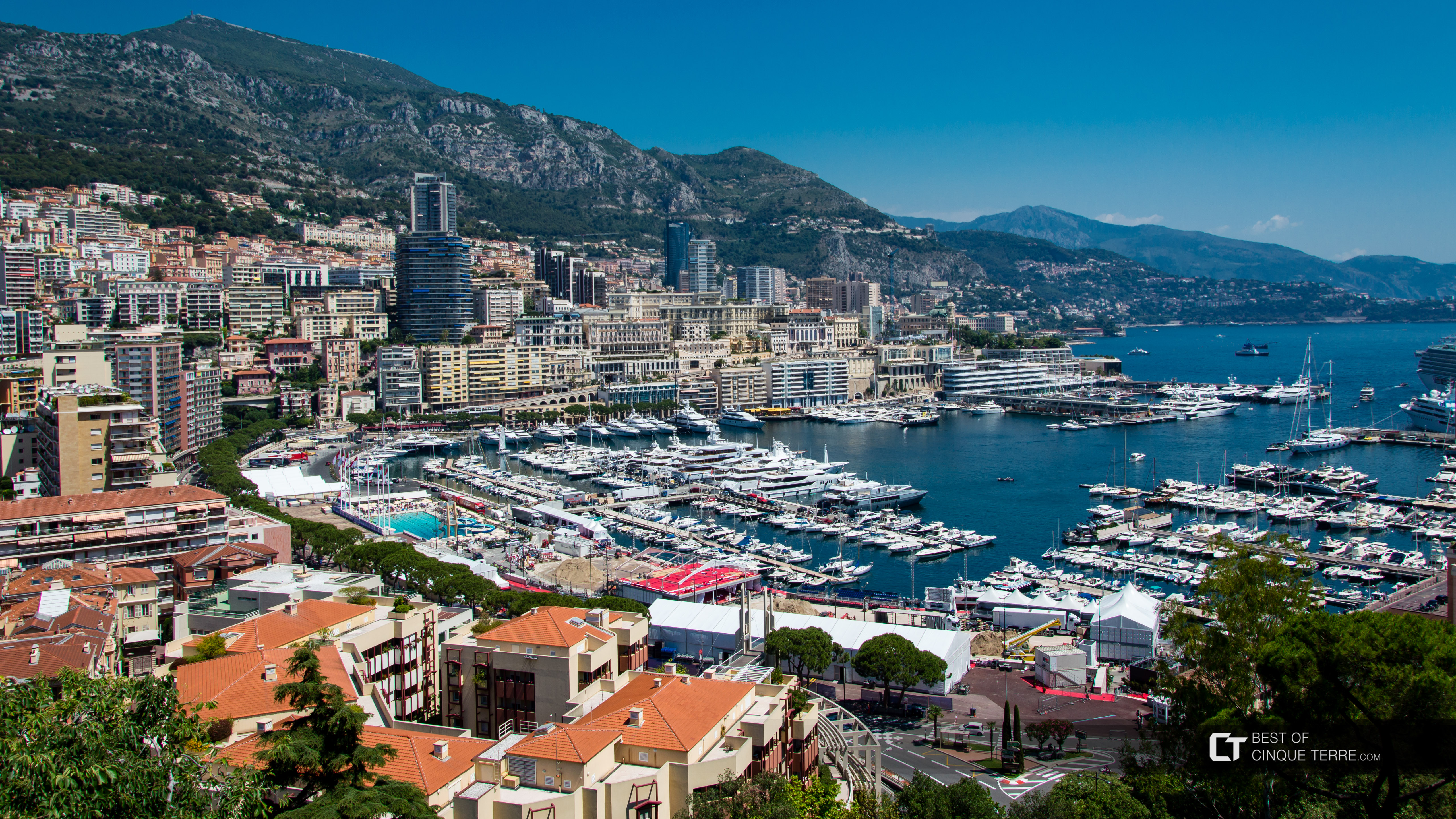 Vedere de pe piața Palatului Princiar spre portul Monte Carlo, Monaco