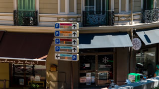 Znaki z ilością wolnych miejsc na parkingach, Monako