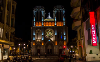 Notre-Dame de Niza en la noche, Francia