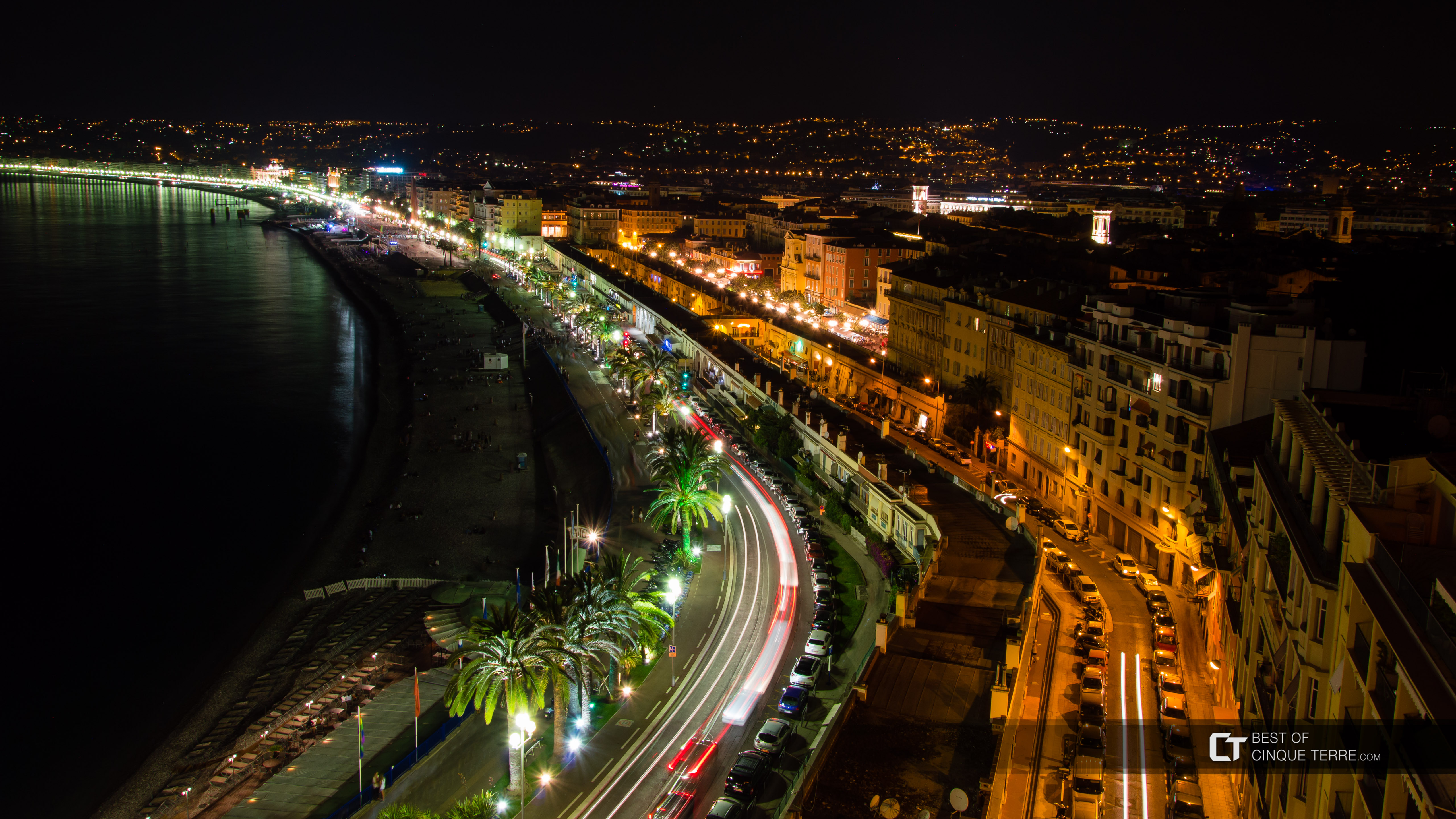 Promenade des Anglais desde el punto panorámico de la Colina del Castillo en la noche, Niza, Francia