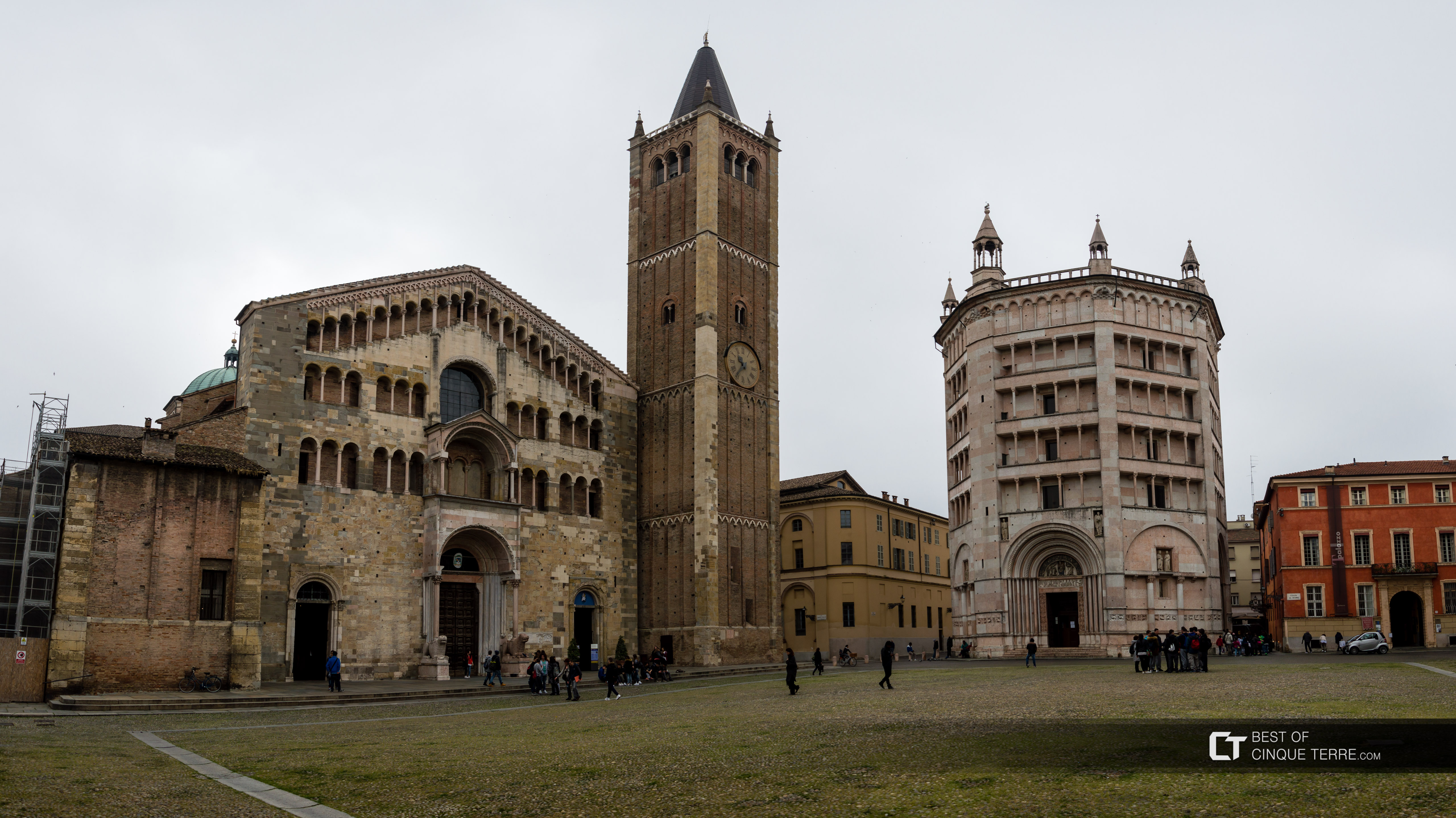 Plaza de la Catedral mientras llueve, Parma, Italia