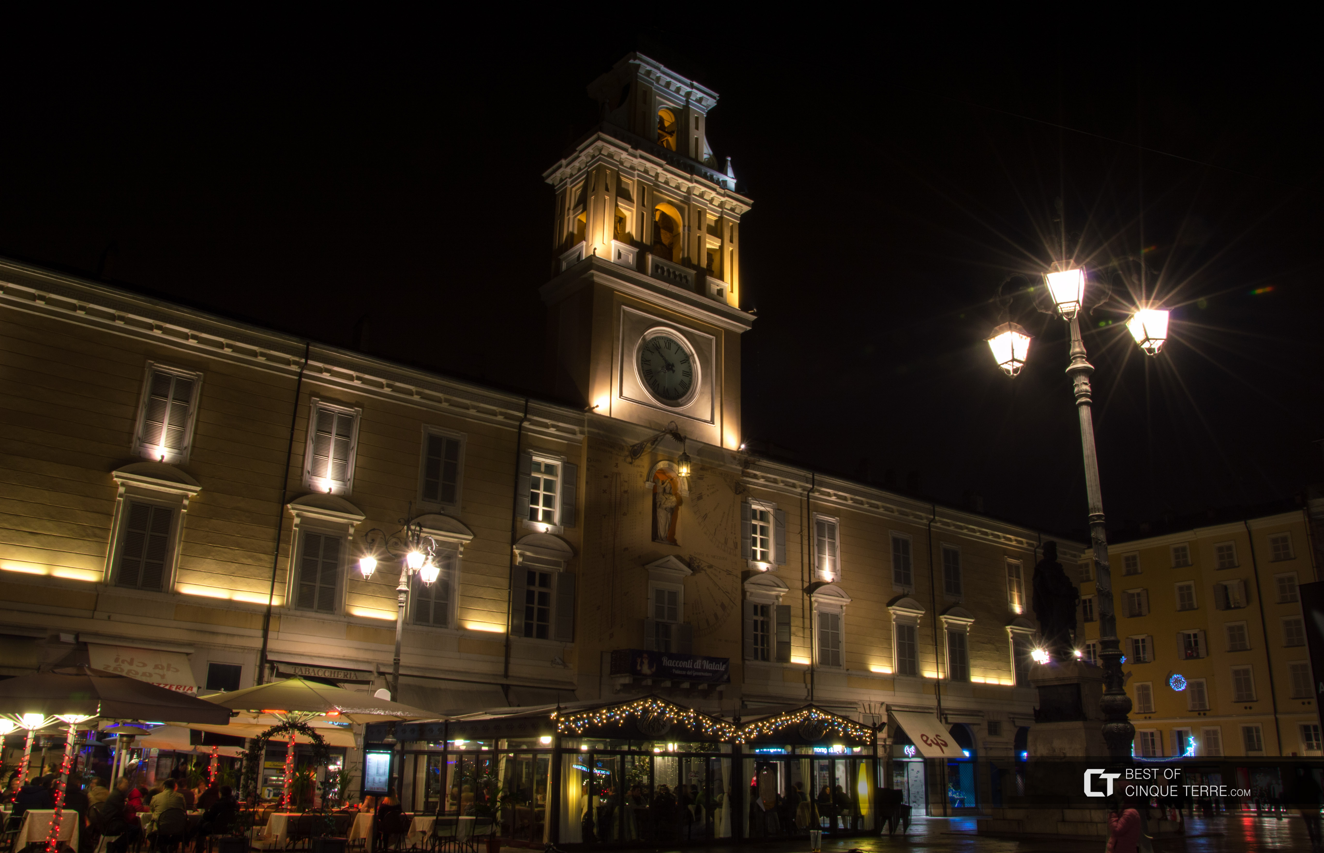 Place centrale Garibaldi le soir, Parme, Italie