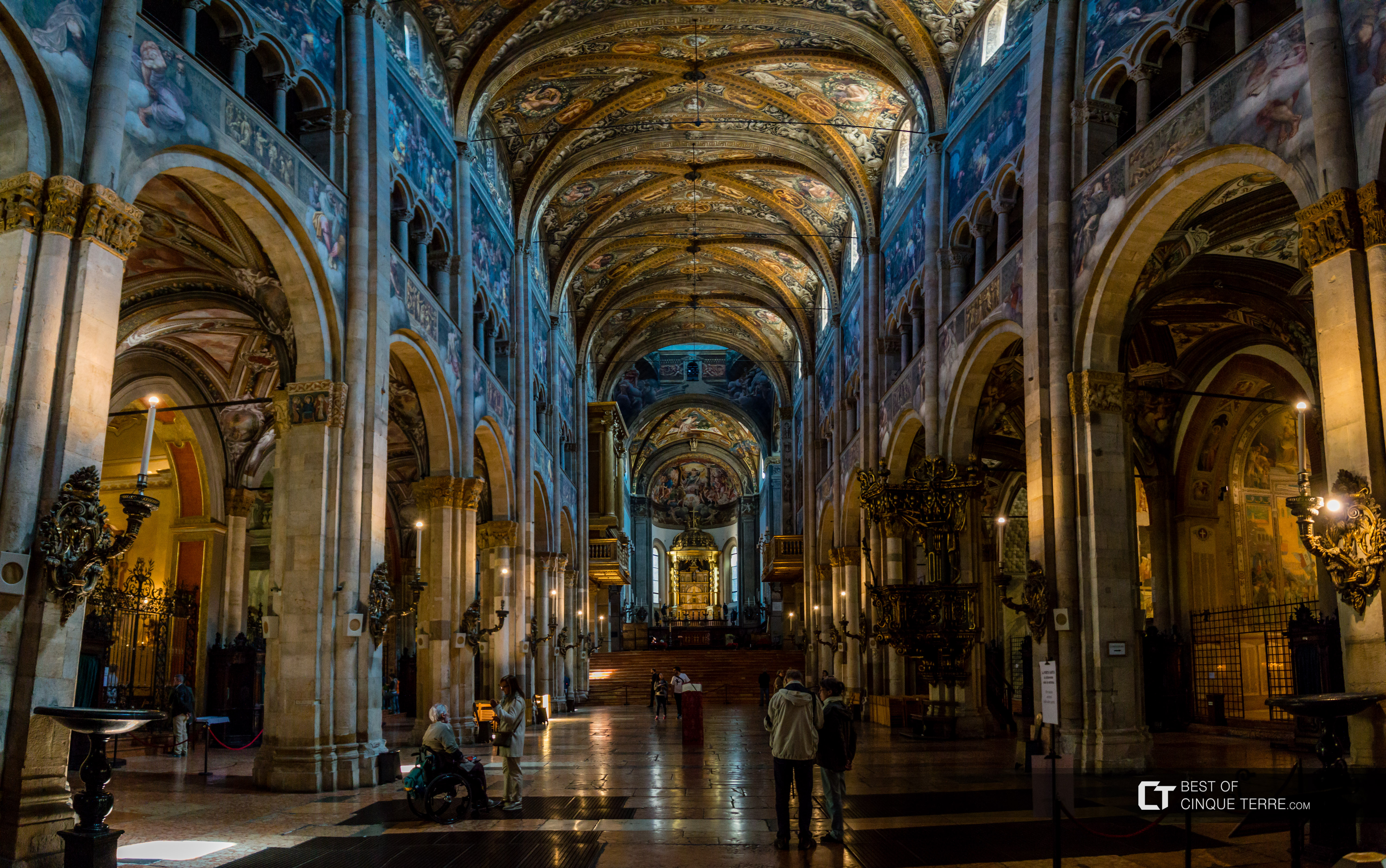 El interior de la Catedral, Parma, Italia