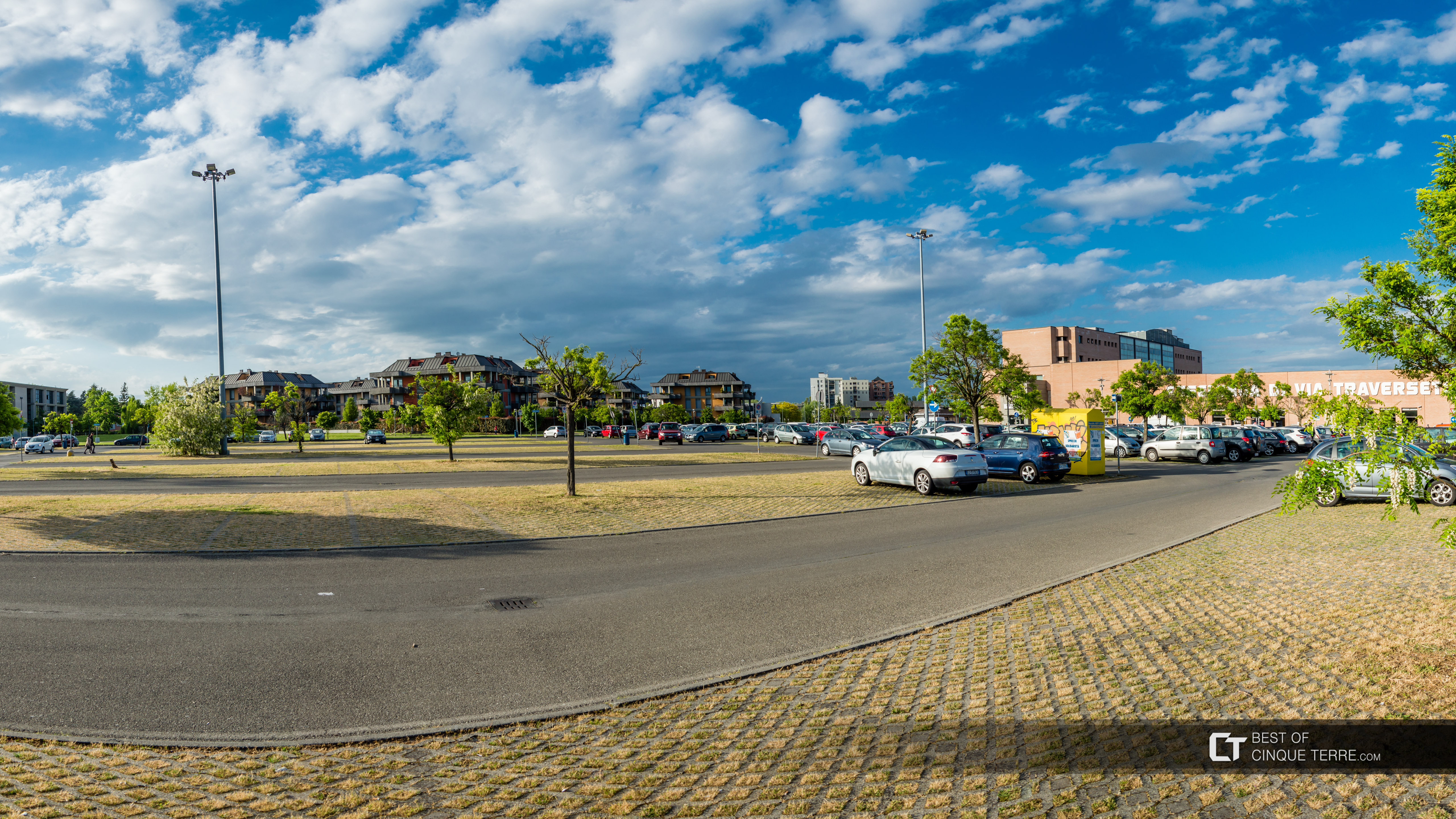 Der Parkplatz Süd in der Nähe des Supermarkts Esselunga, Parma, Italien