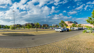 Estacionamento na área sul próximo ao supermercado Esselunga, Parma, Itália