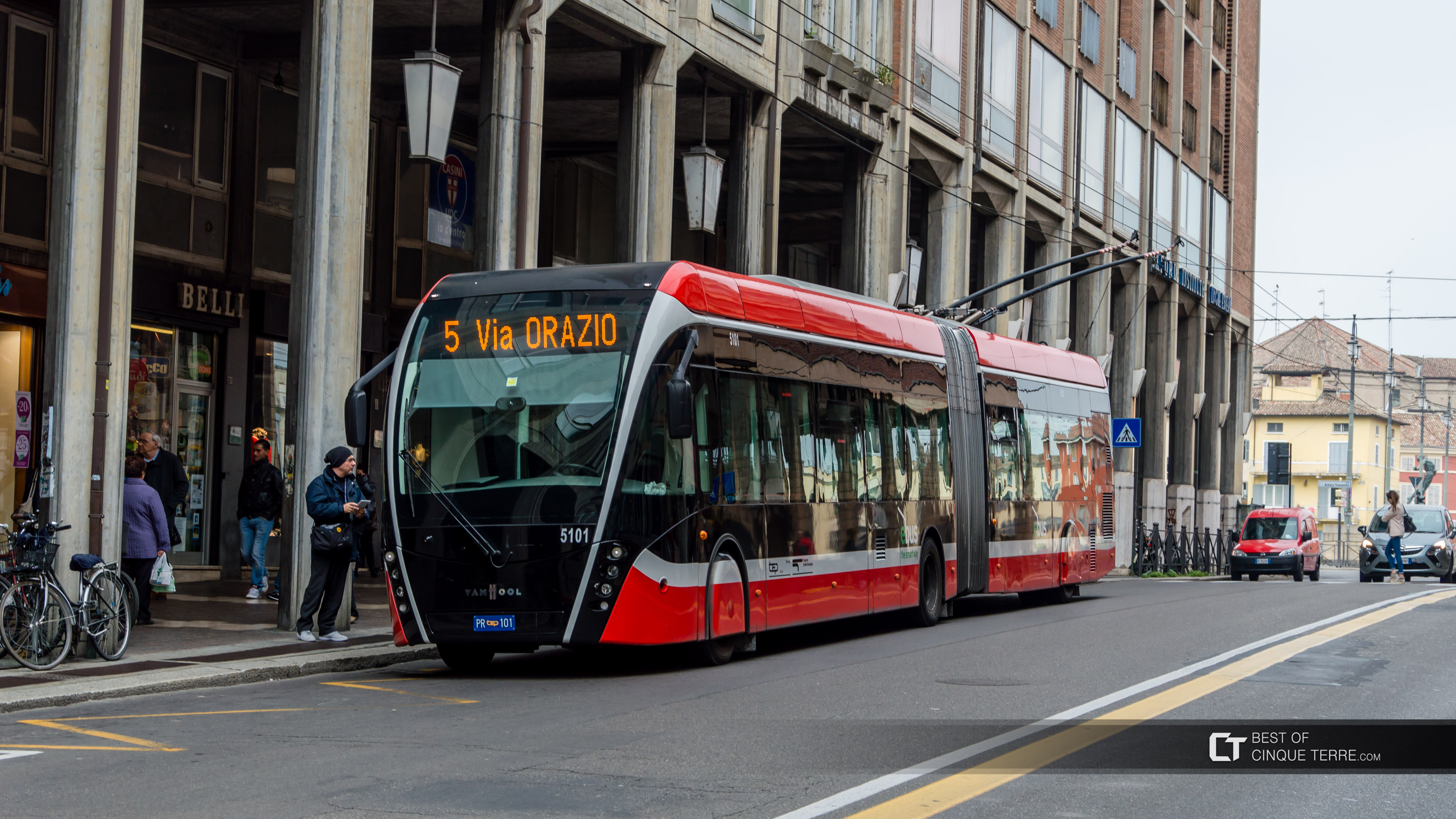 Der O-Bus in der Via Mazzini, Parma, Italien