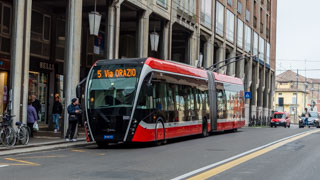 Der O-Bus in der Via Mazzini, Parma, Italien