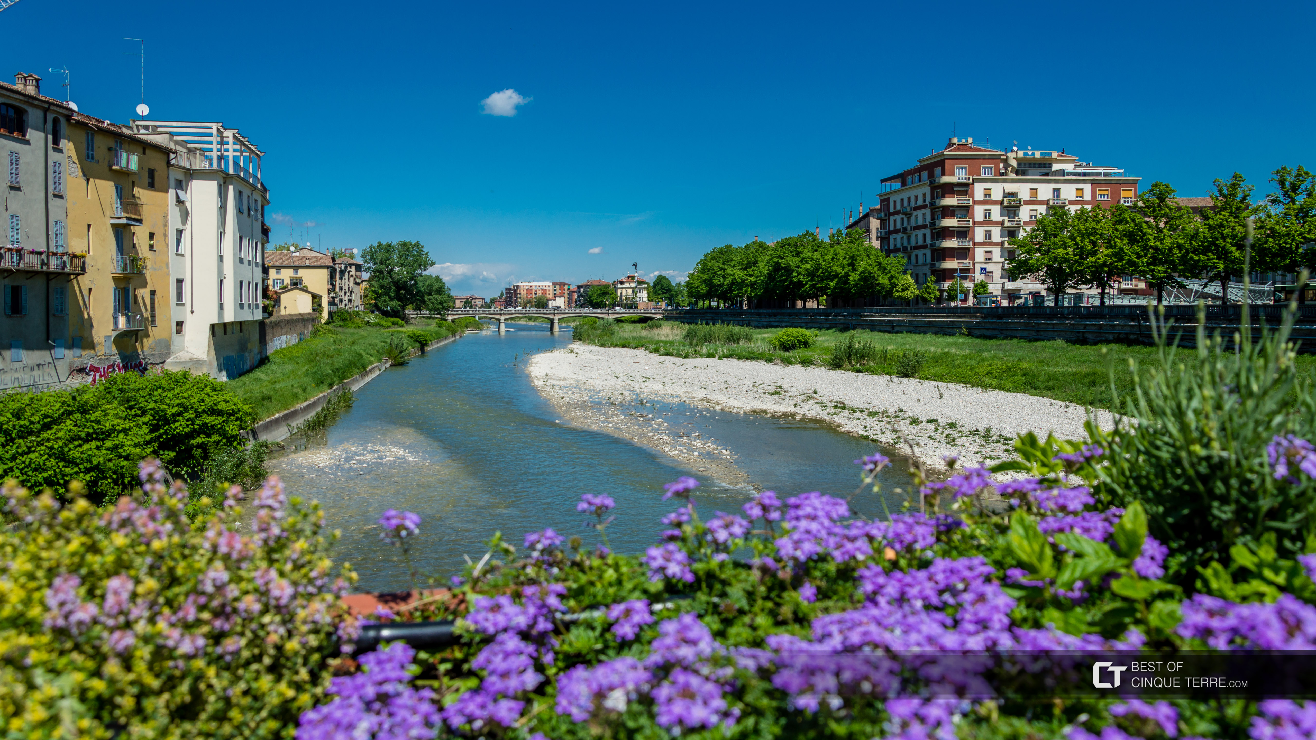 Vista del Río Parma desde el Puente de Mezzo, Italia