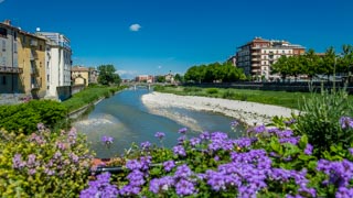 Vue de la rivière Parma depuis le pont di Mezzo, Parme, Italie