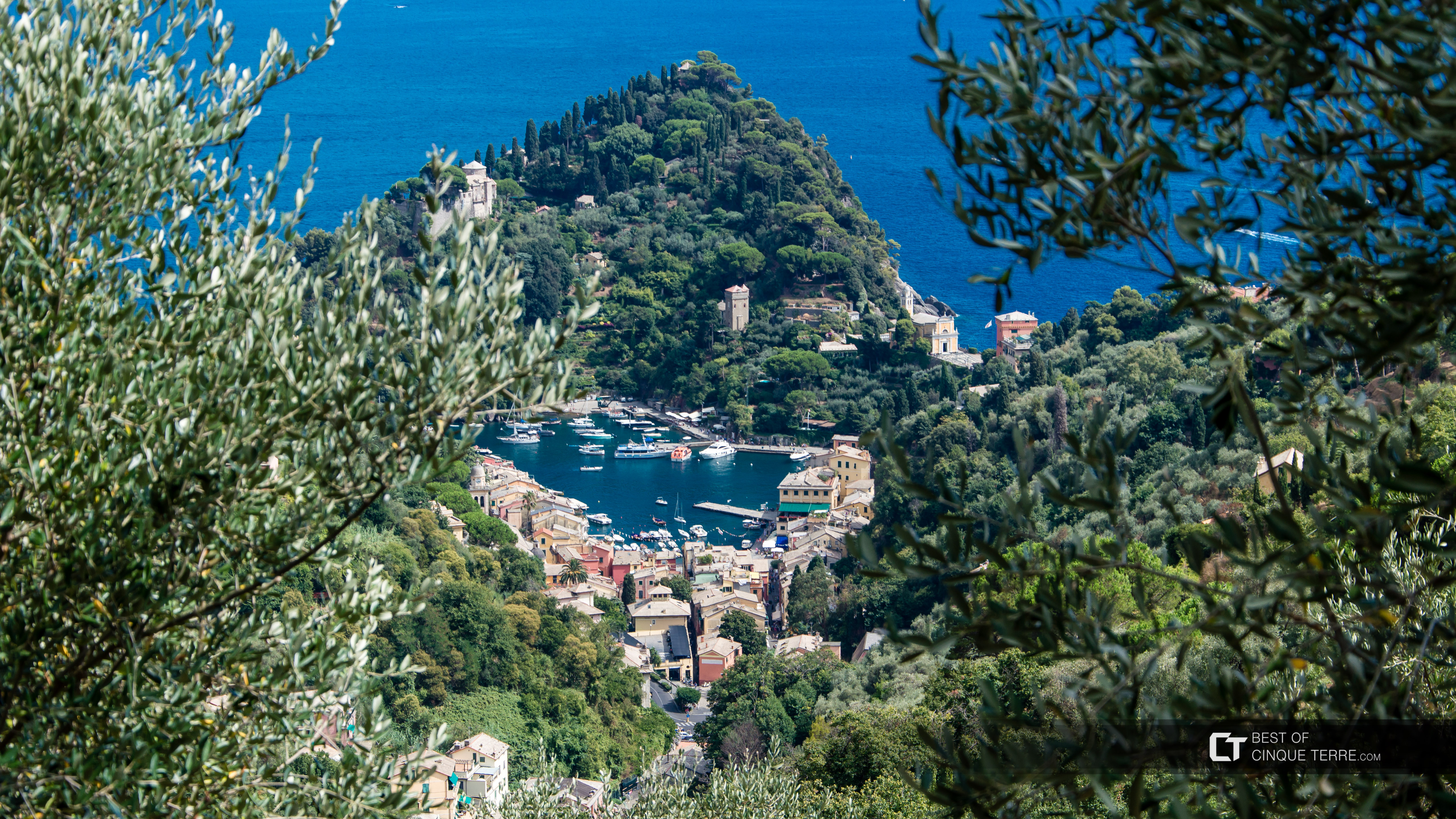 La vista del pueblo desde el camino que lleva a la Abadía de San Fruttuoso, Portofino, Italia