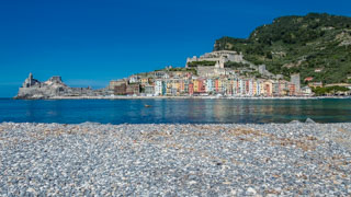Widok miasteczka z plaży na wyspie Palmaria, Portovenere, Włochy