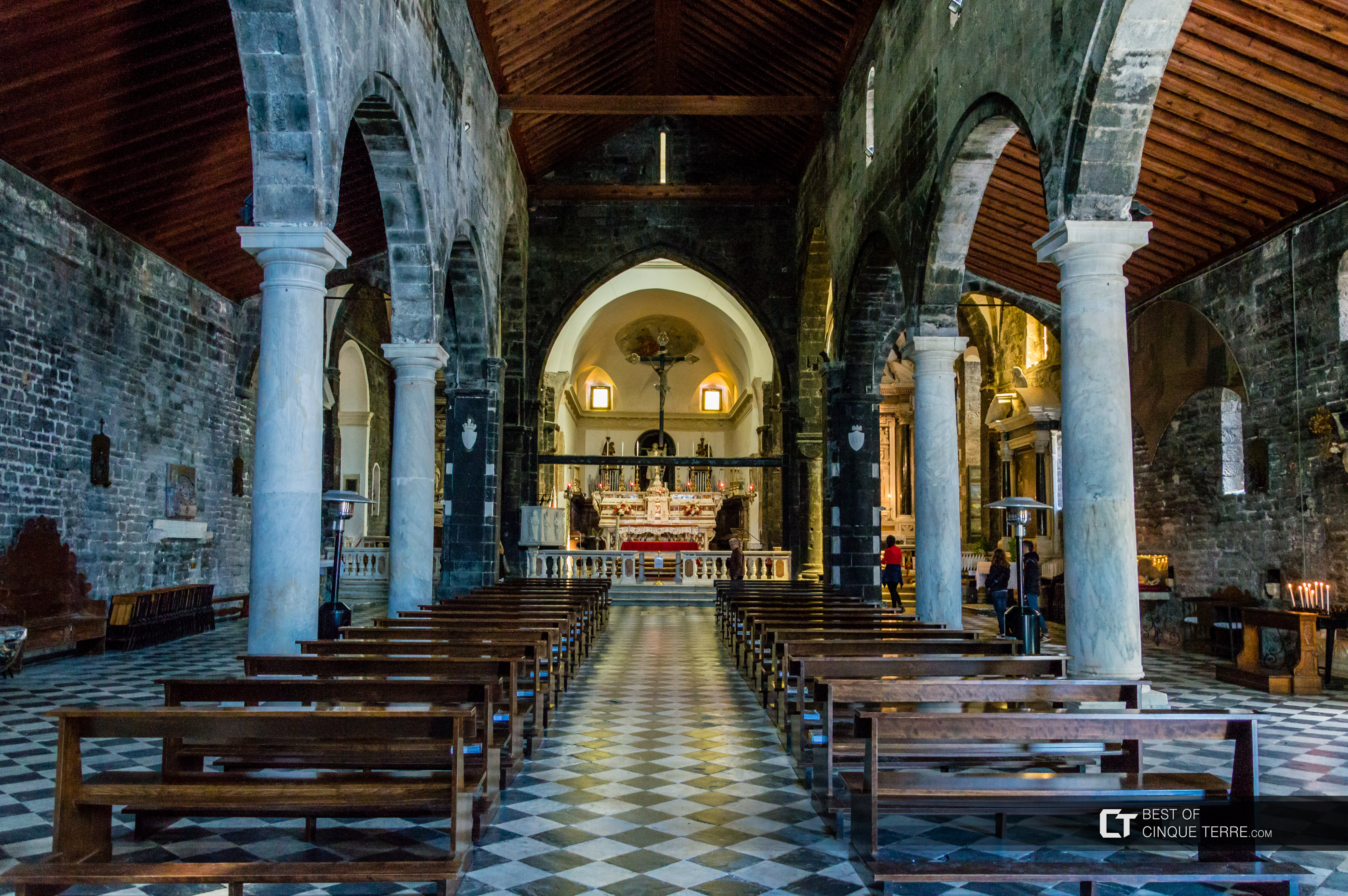 Interior da igreja de São Pedro, Portovenere, Itália