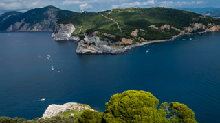 Isla Palmaria desde el faro en la isla de Tino, Portovenere, Italia