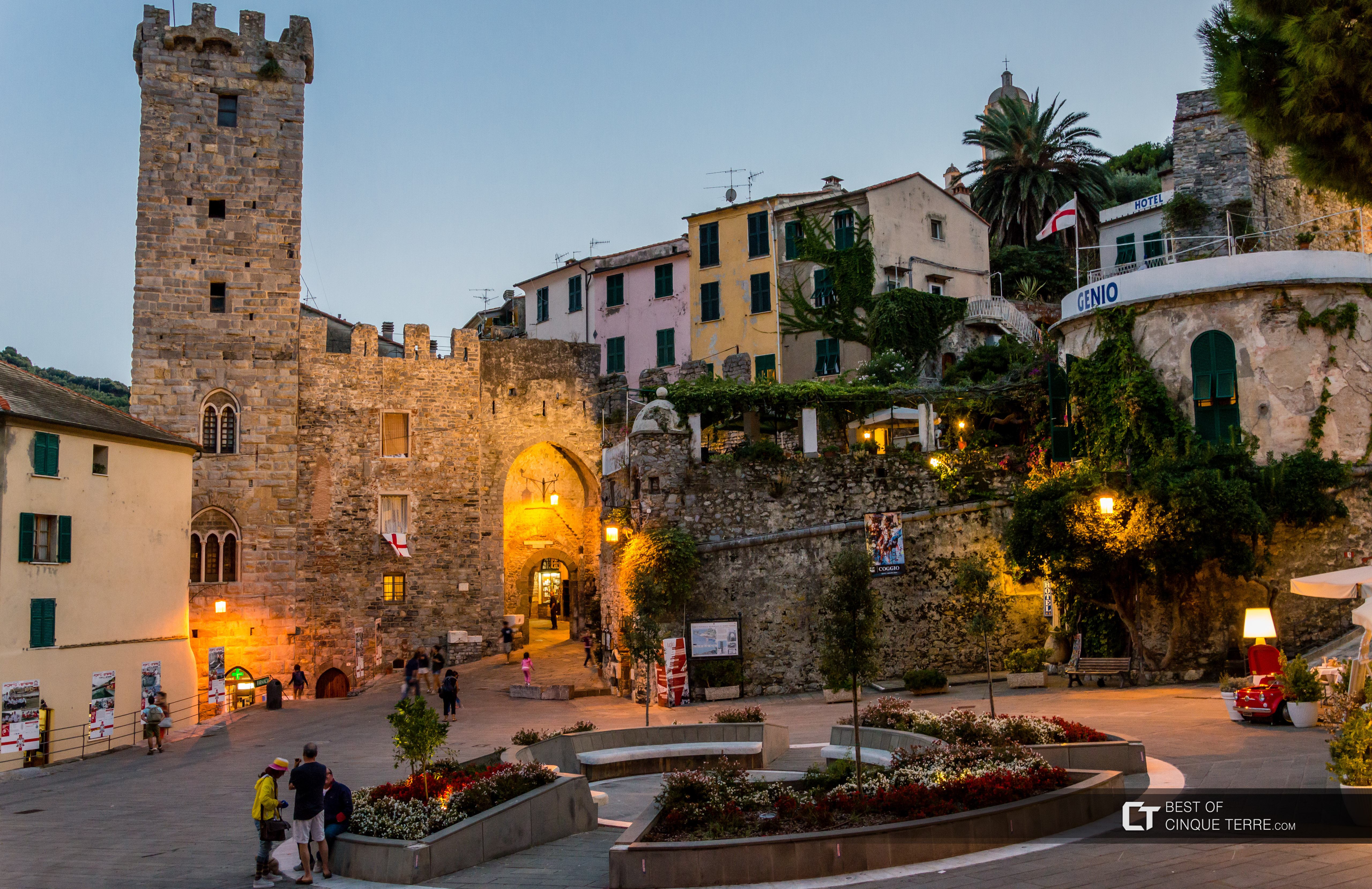 Puerta del burgo en la noche, Portovenere, Italia